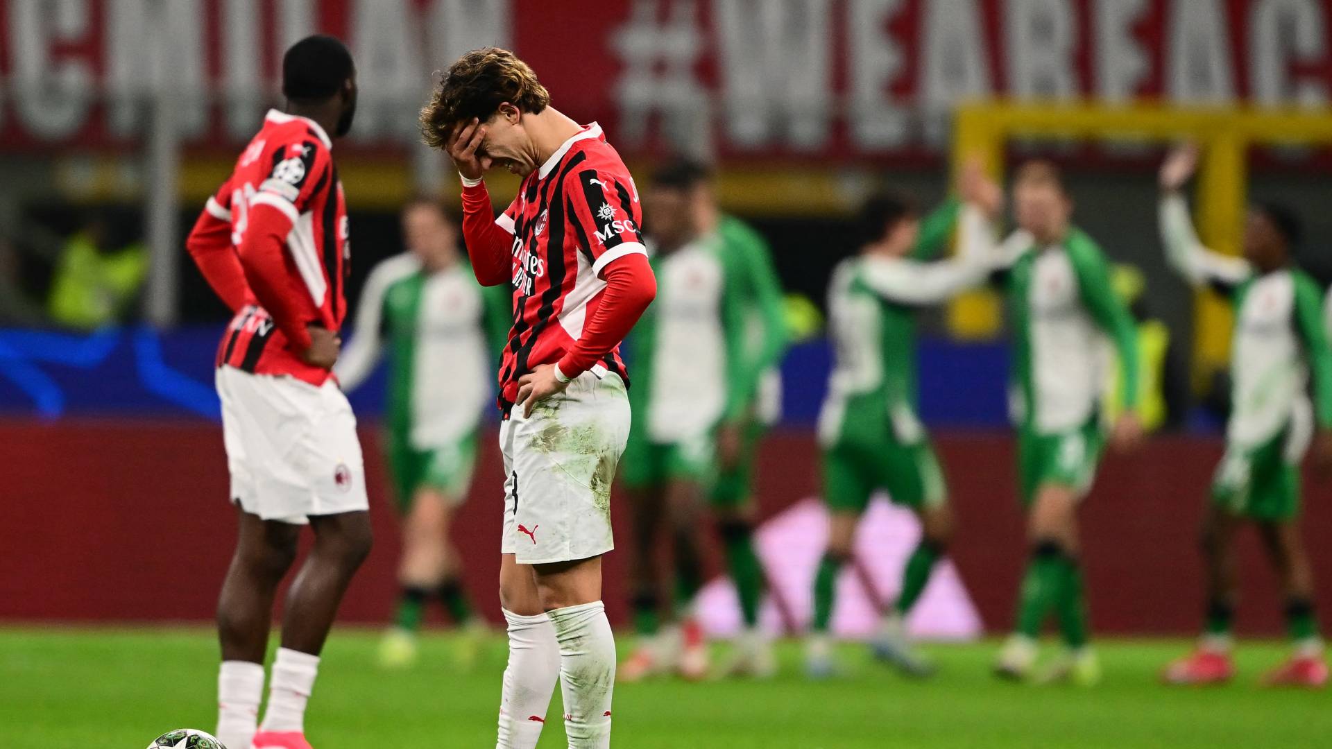 ميلان يودع دوري الأبطال بعد خسارته أمام فينورد