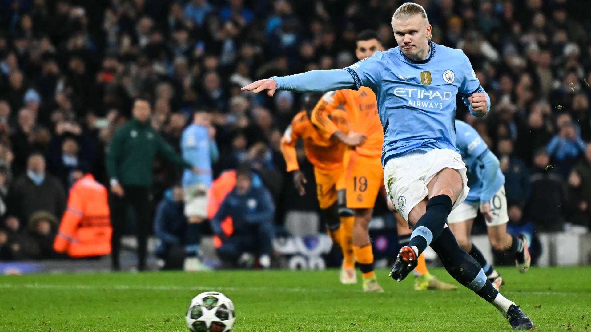 هالاند يسدد كرة