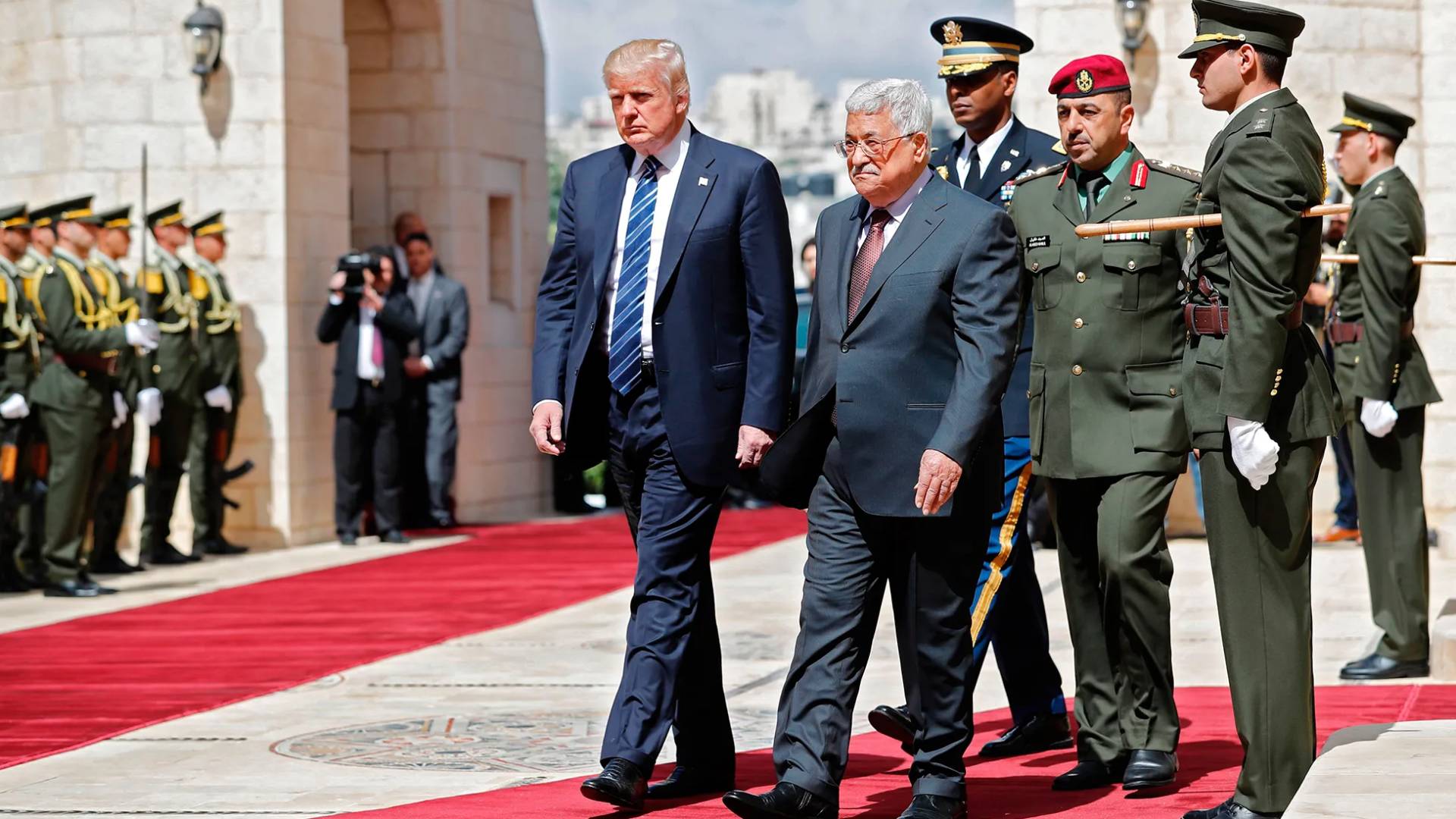 خلال لقاء سابق بين دونالد ترمب ومحمود عباس