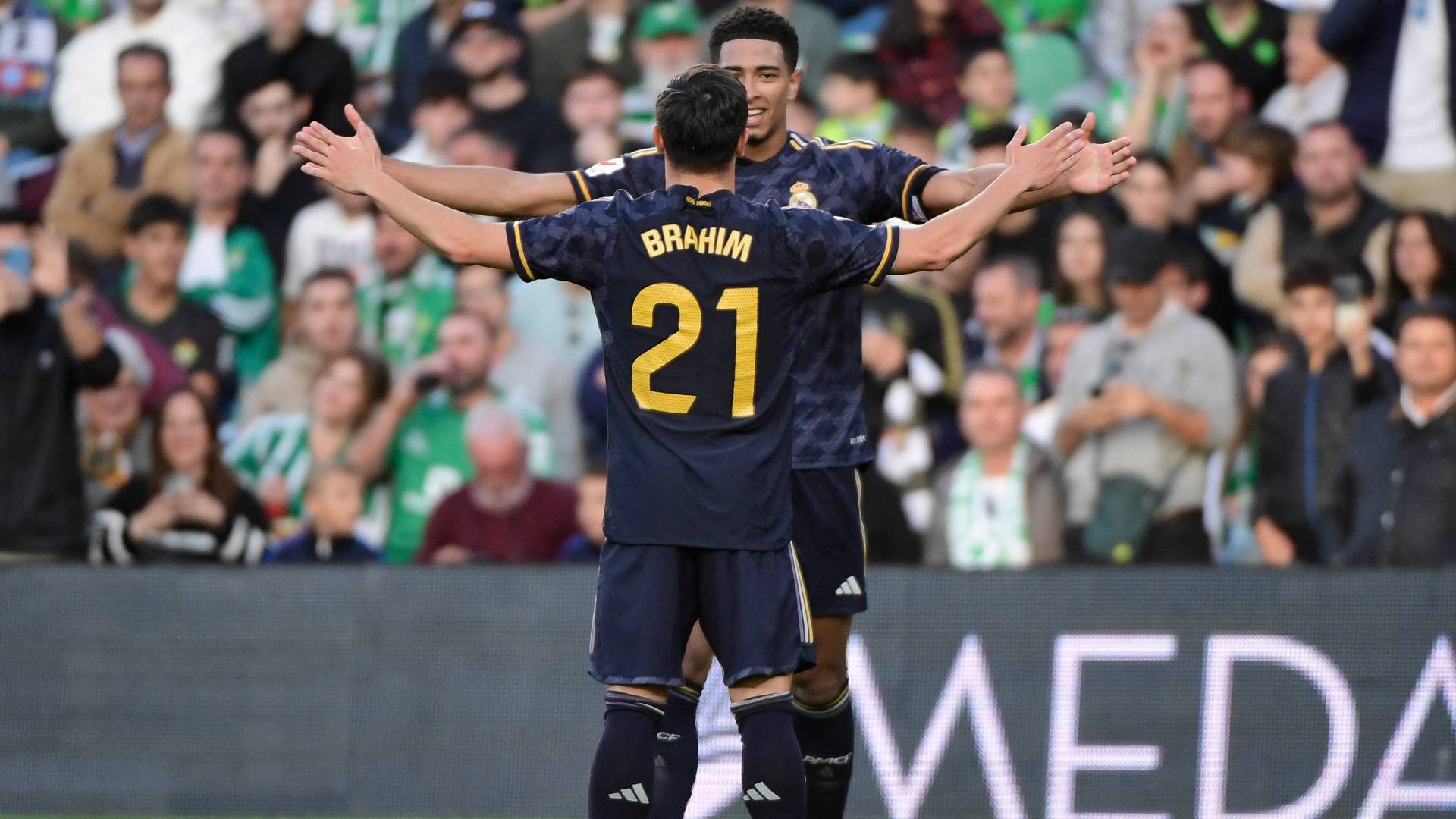 بيلينجهام يحتفل بهدف سابق