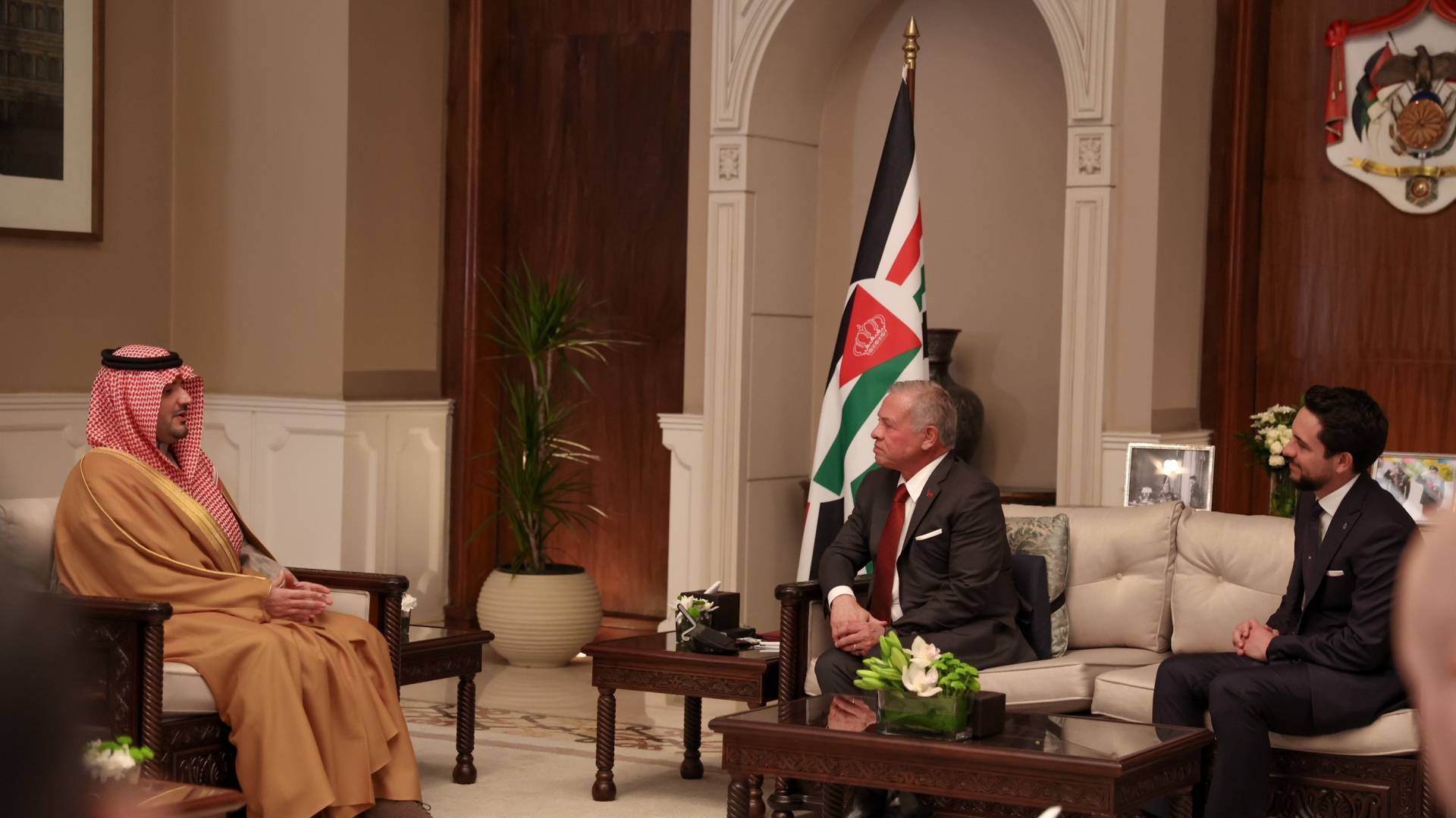 الملك يستقبل وزير الداخلية السعودي بحضور سمو ولي العهد