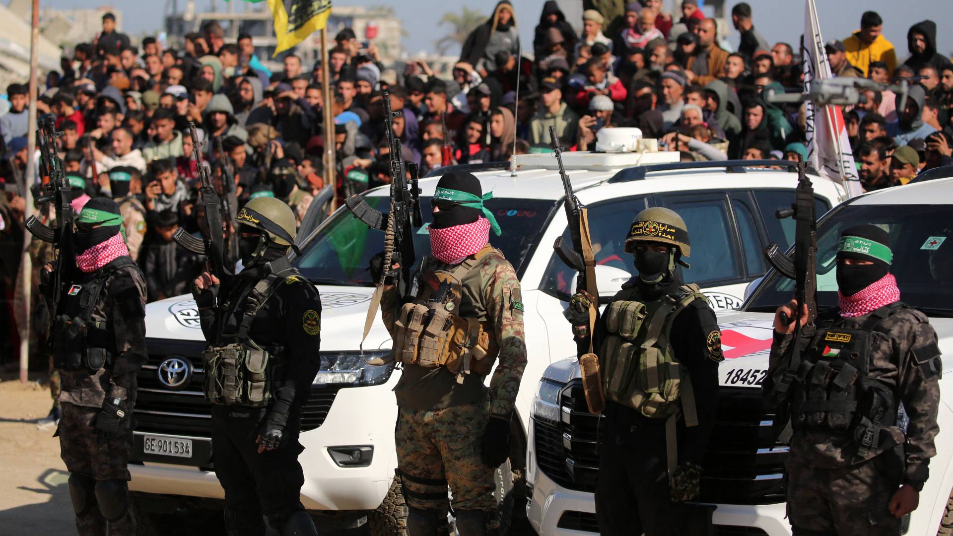 عناصر المقاومة الفلسطينية خلال تسليم محتجزي الاحتلال