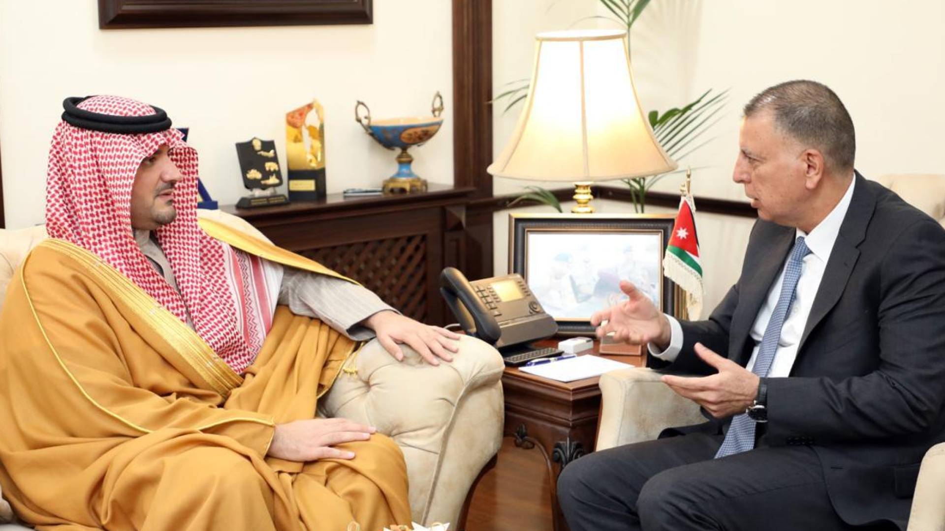 الفراية ونظيره السعودي الأمير عبدالعزيز بن سعود بن نايف آل سعود