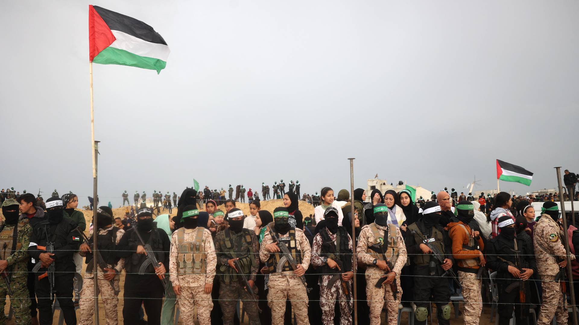 كتائب القسام لحظة تسليم جثامين محتجزين للصليب الأحمر