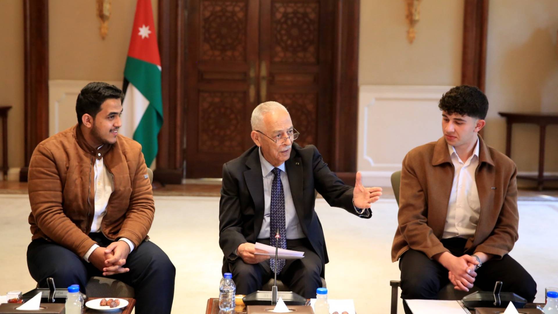 العيسوي  يلتقي في الديوان الملكي الهاشمي وفدا من أنباء العاصمة عمان ووفدا شبابيا من مبادرة "وطن"