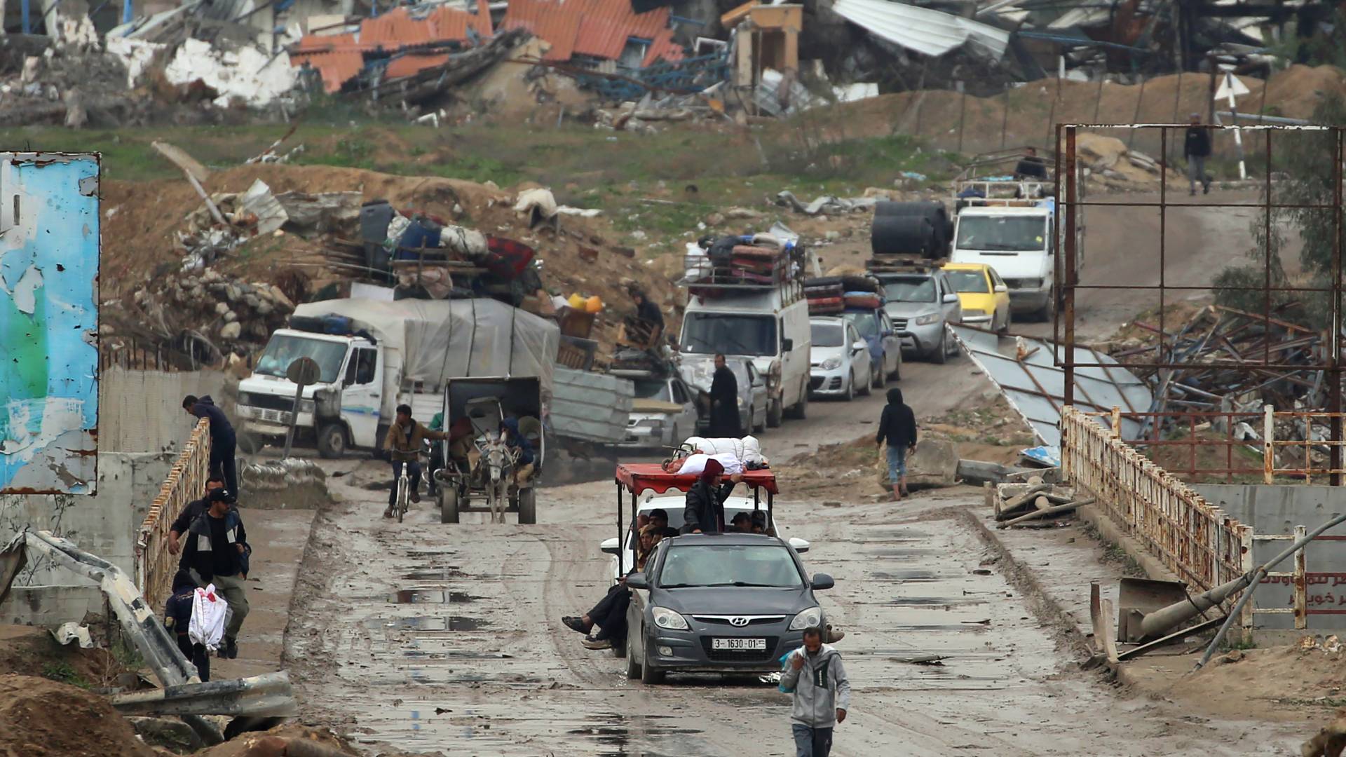 نزوح عدد من أهالي قطاع غزة إلى منازلهم المدمرة في القطاع بفعل عدوان الاحتلال