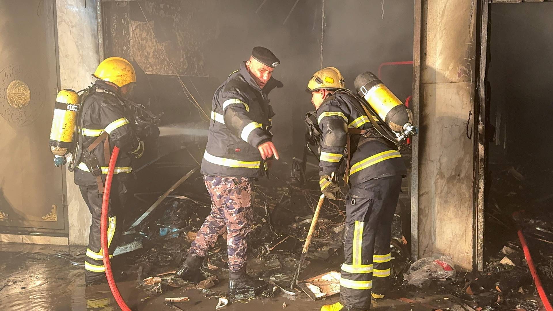 كوادر الدفاع المدني تعمل على إخماد حريق - أرشيفية