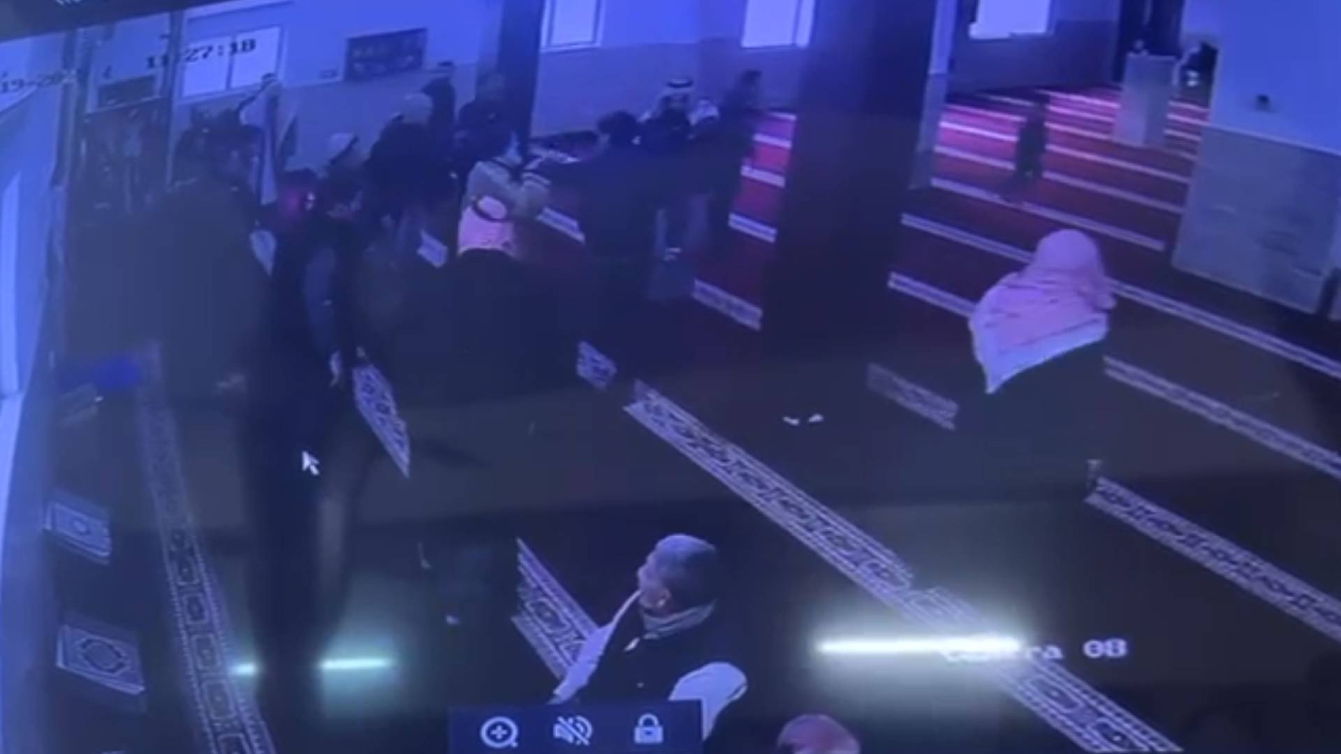 مشهد من مقطع الفيديو خلال محاولة الاعتداء على أحد الأشخاص داخل أحد المساجد