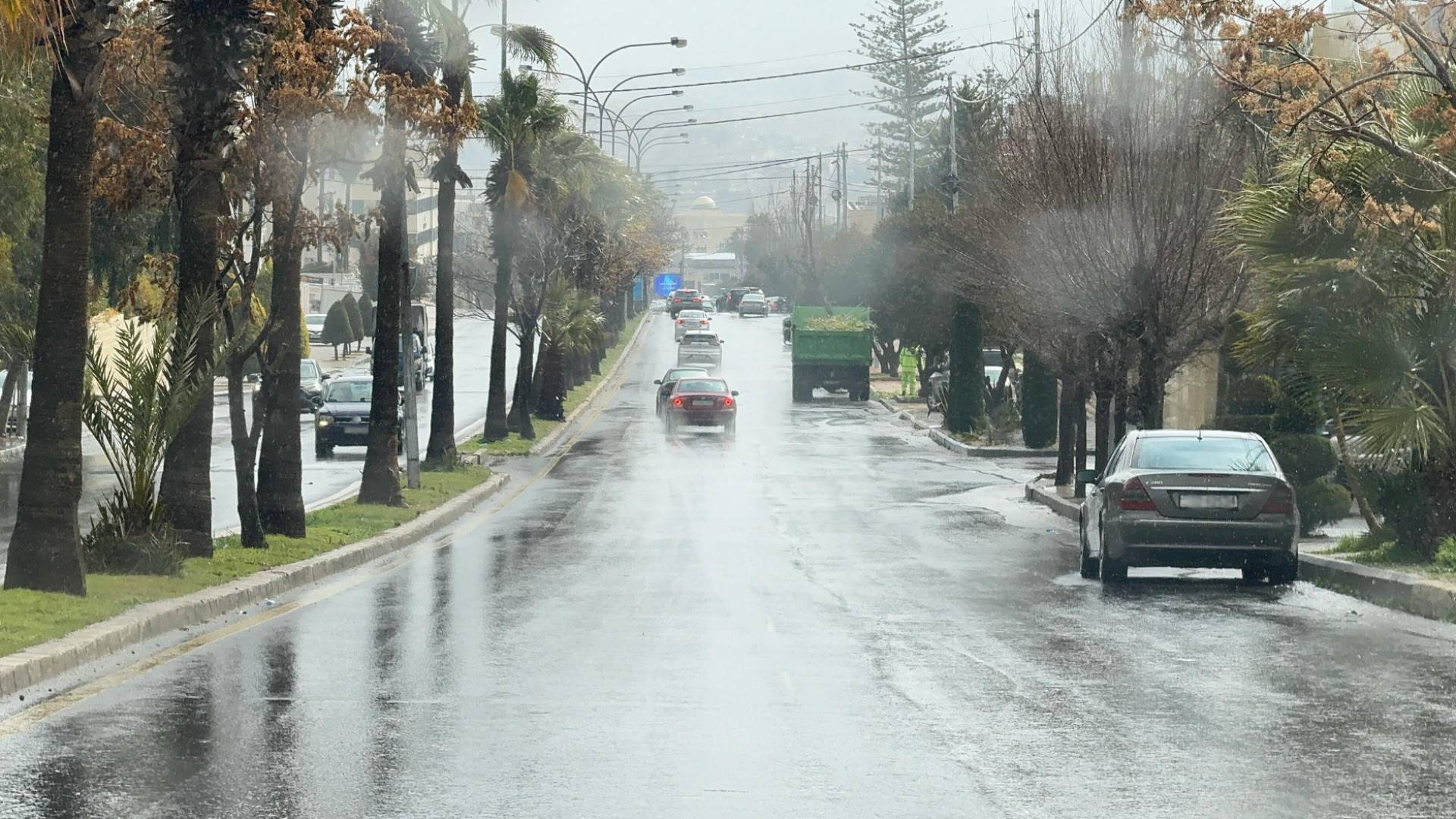 تساقط الشتاء بأحد الأحياء في العاصمة عمان