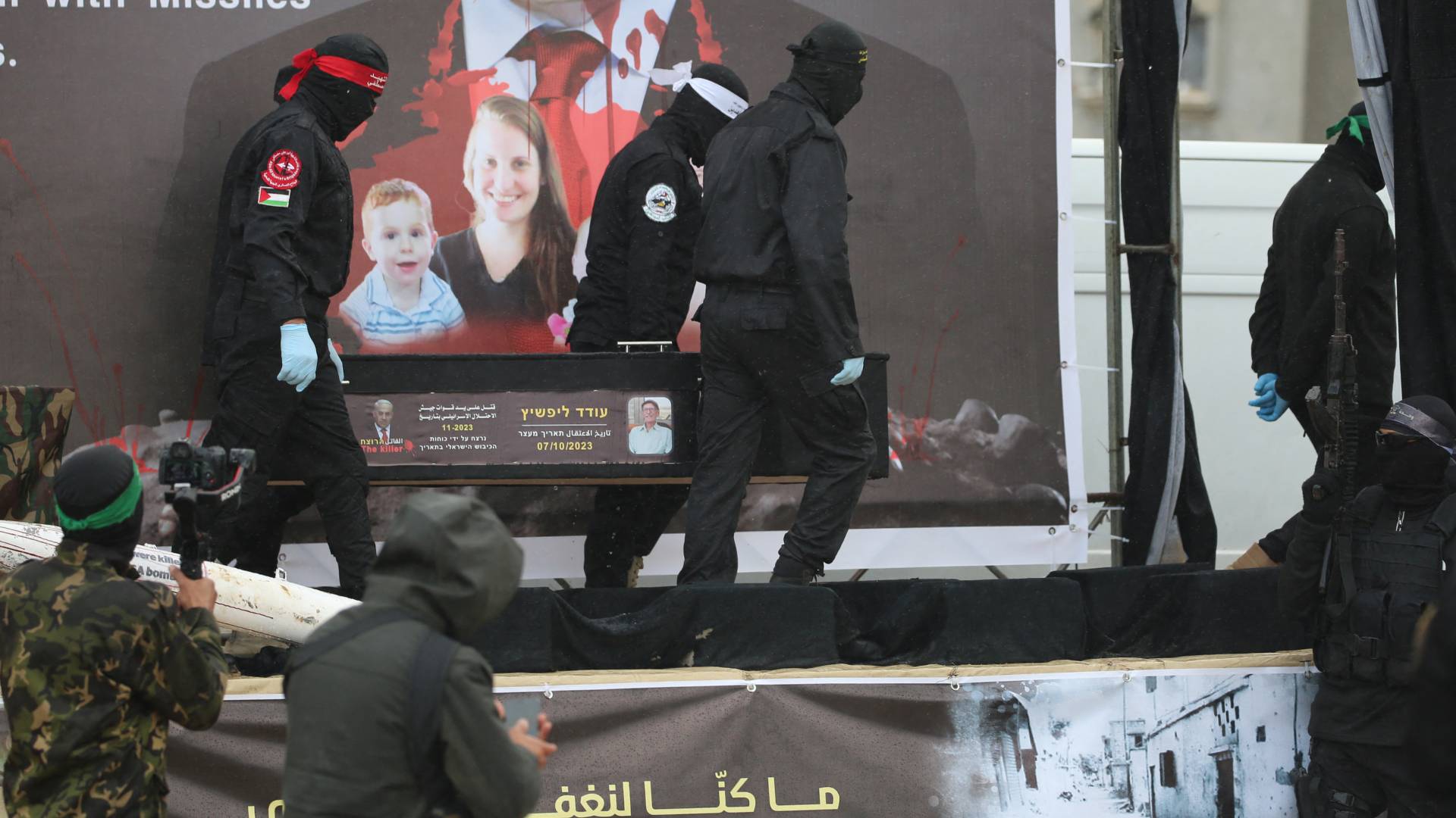 تسليم جثث أربعة محتجزين إلى الصليب الأحمر في خان يونس جنوب غزة