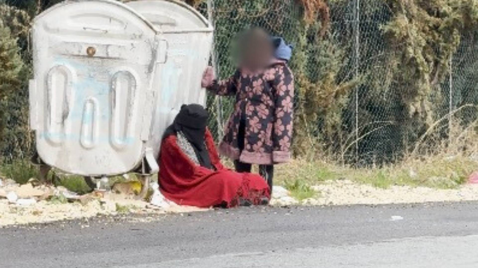 أم وطفلتها تفترشان الأرض في مرج الحمام