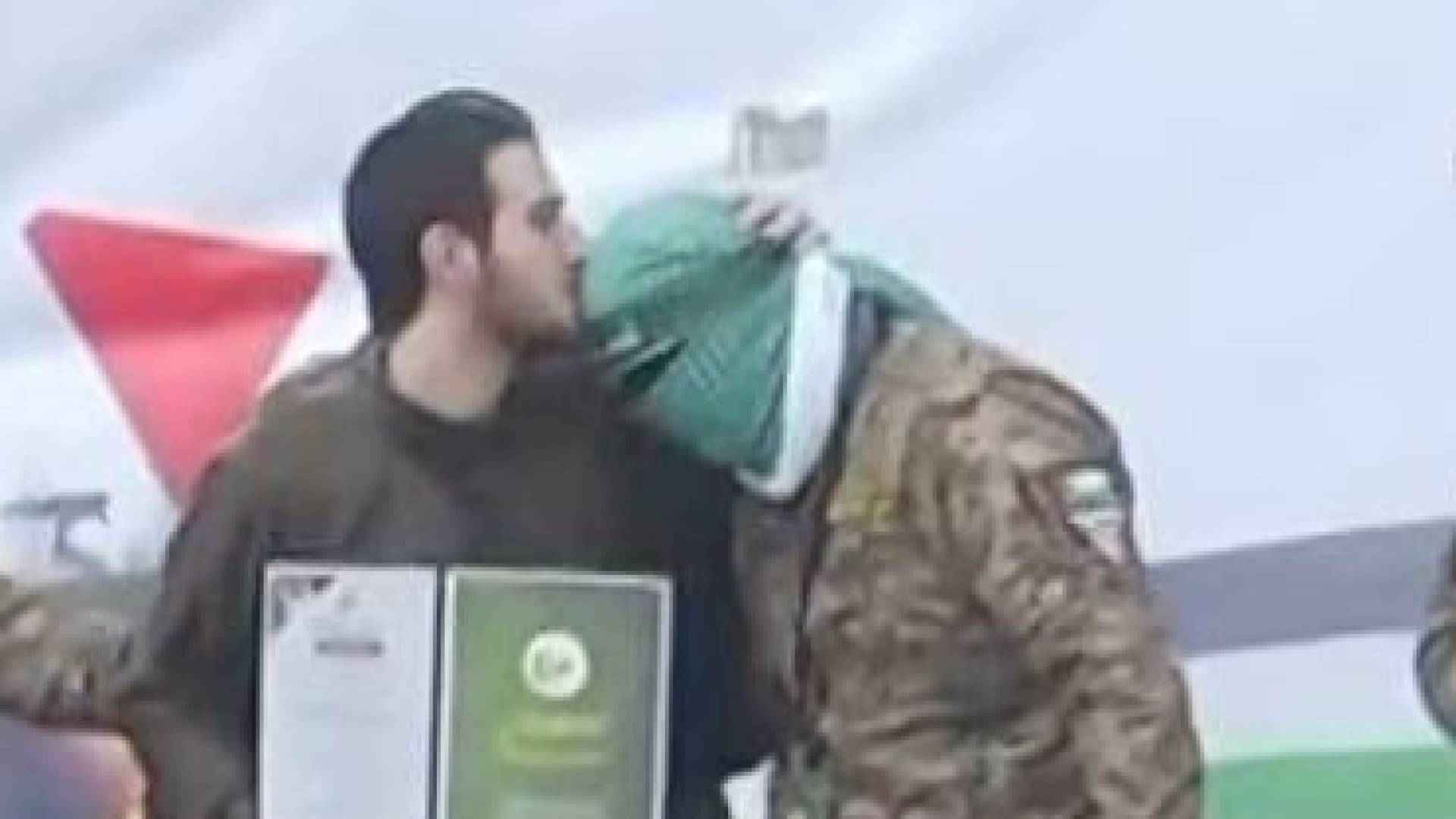 المحتجز الإسرائيلي  وهو يقبل رأس أحد عناصر كتائب القسام