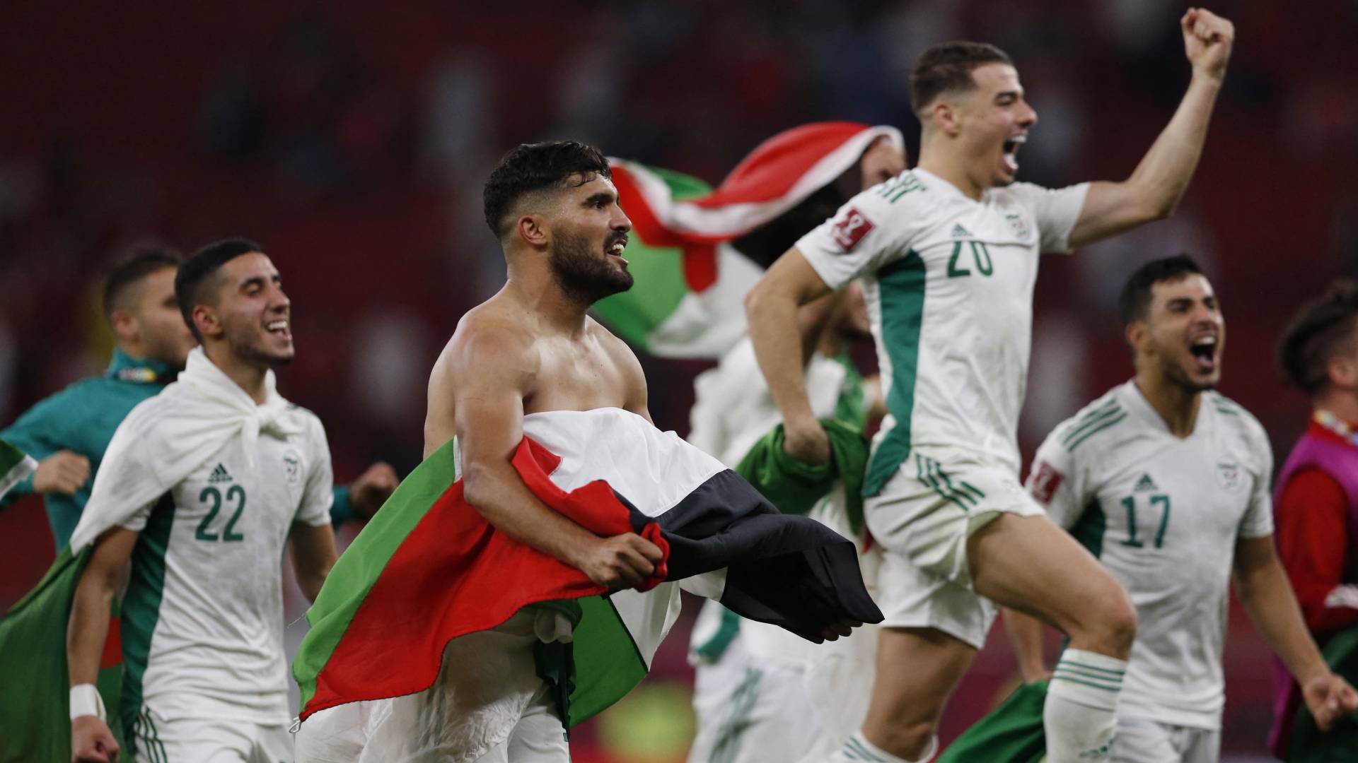 لاعبو منتخب الجزائر يحتفلون بفوز سابق