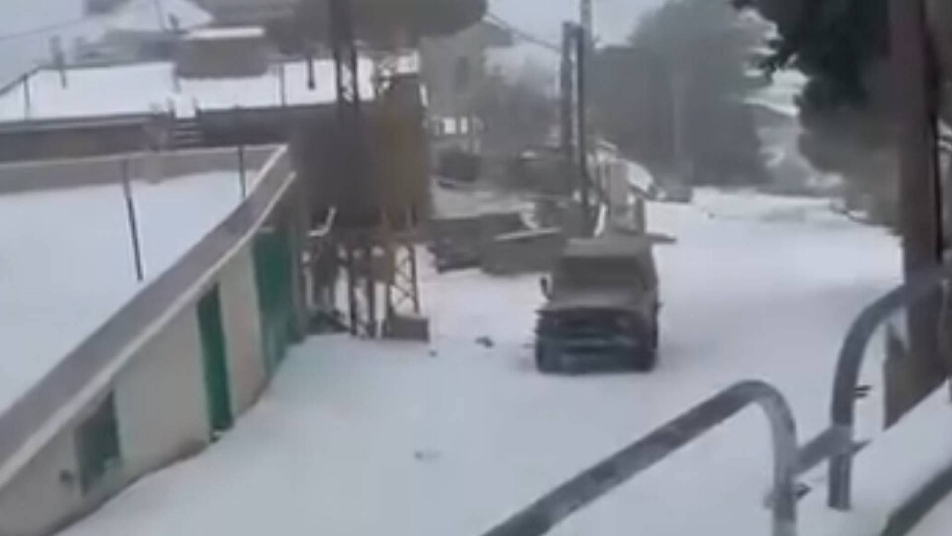 مركبة وسط الثلوج