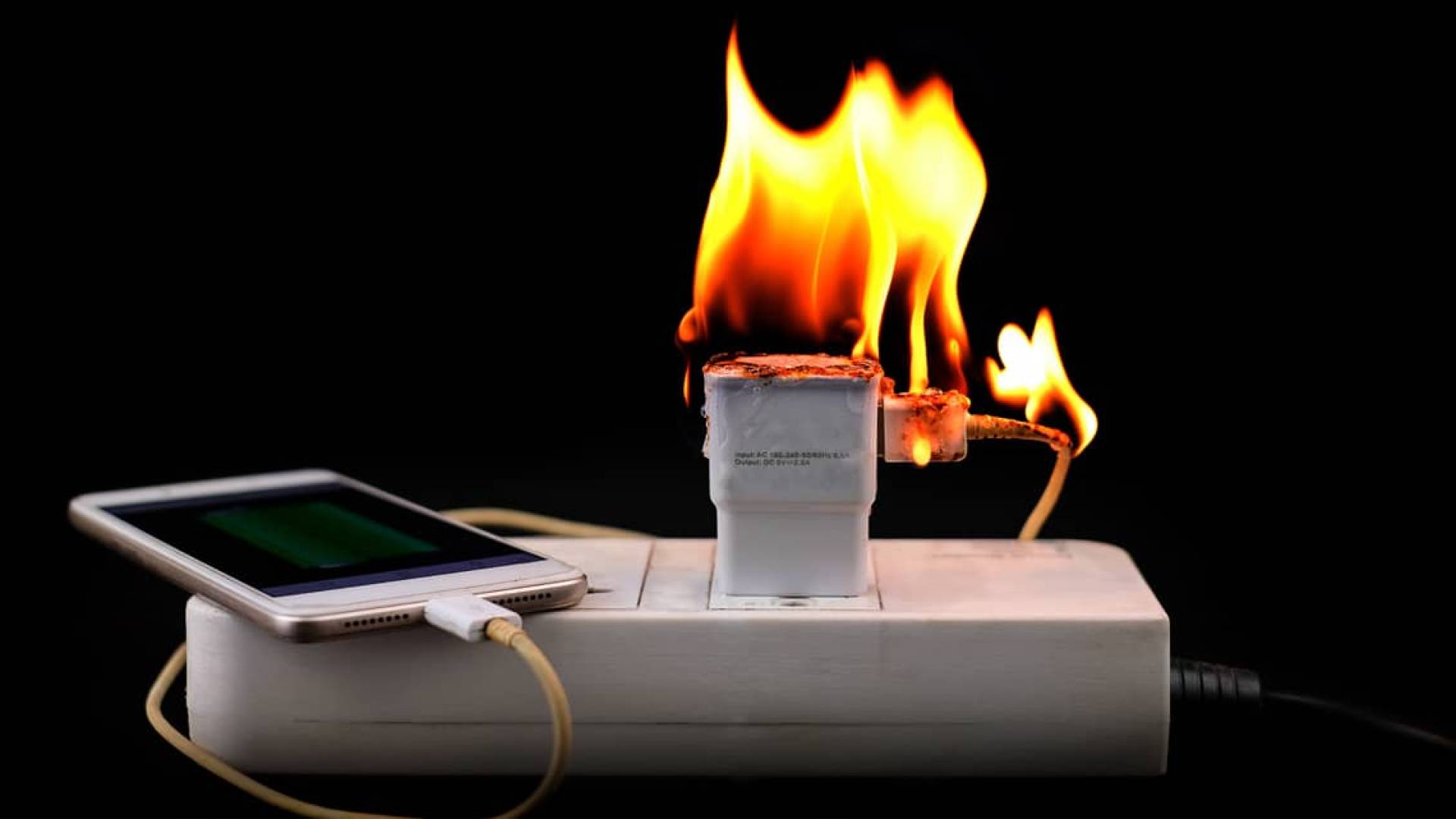 شاحن هاتف مشتعل