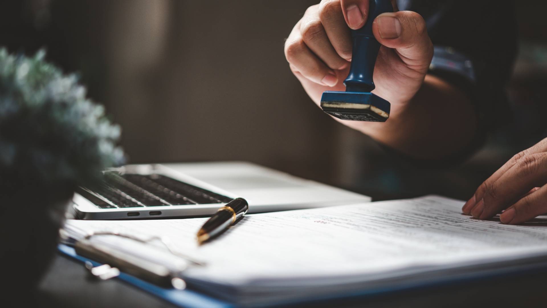 ختم أوراق رسمية "أرشيفية"