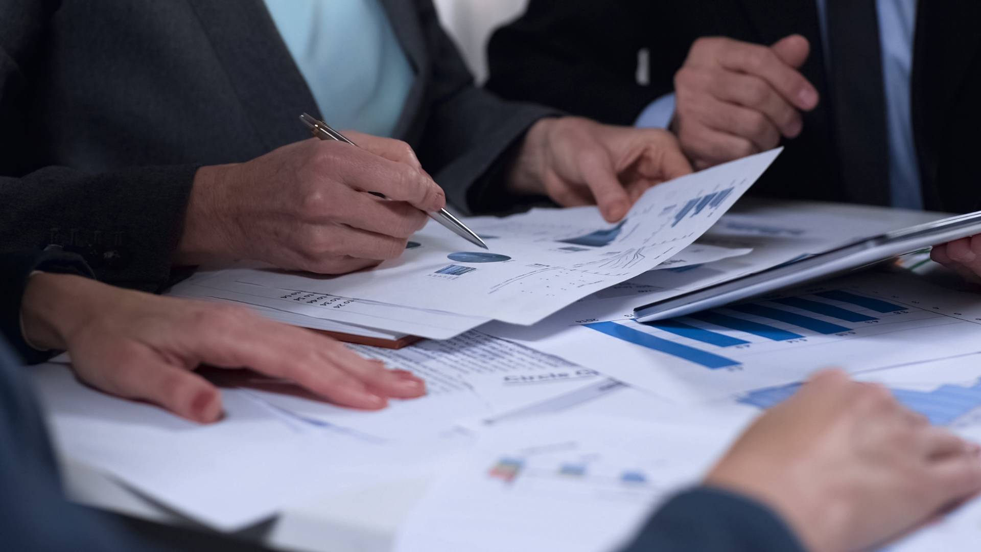 اجتماع موظفين "تعبيرية"