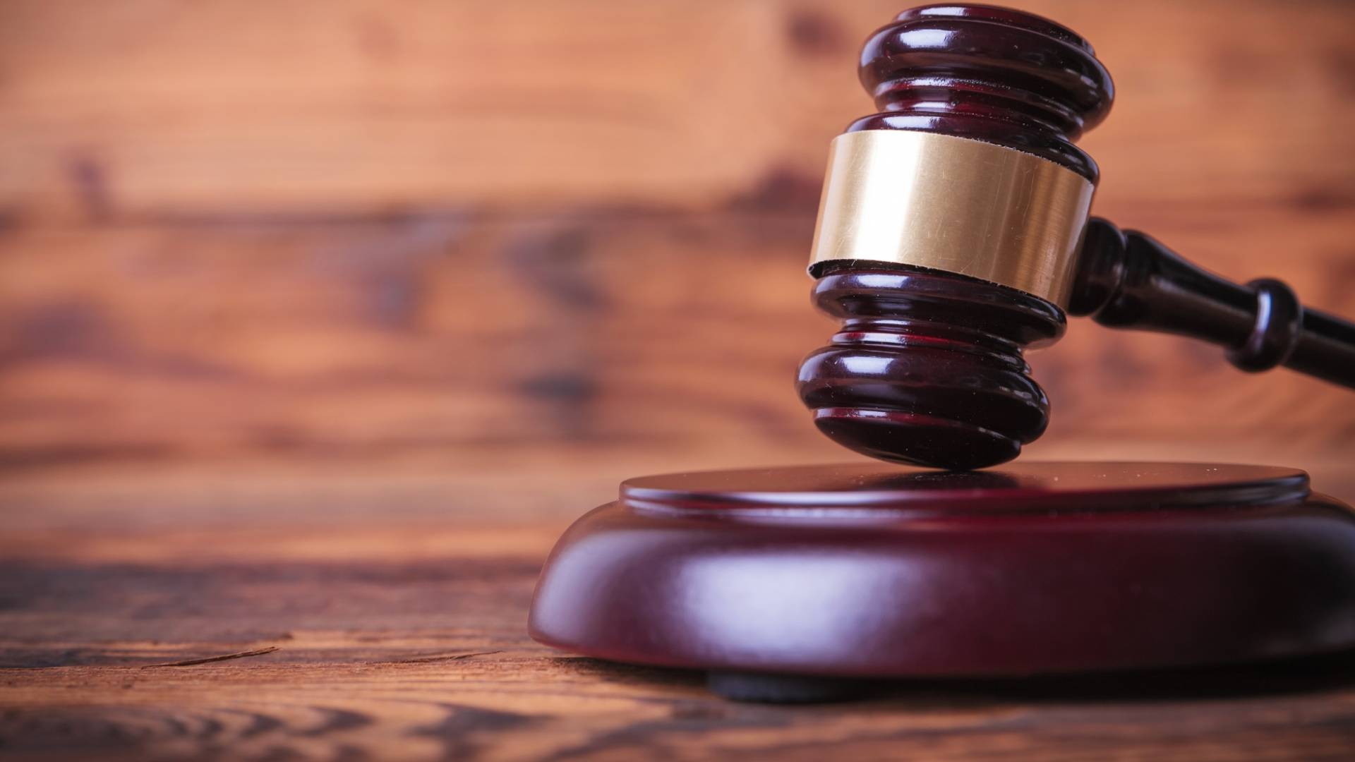 مطرقة قاض وسندان