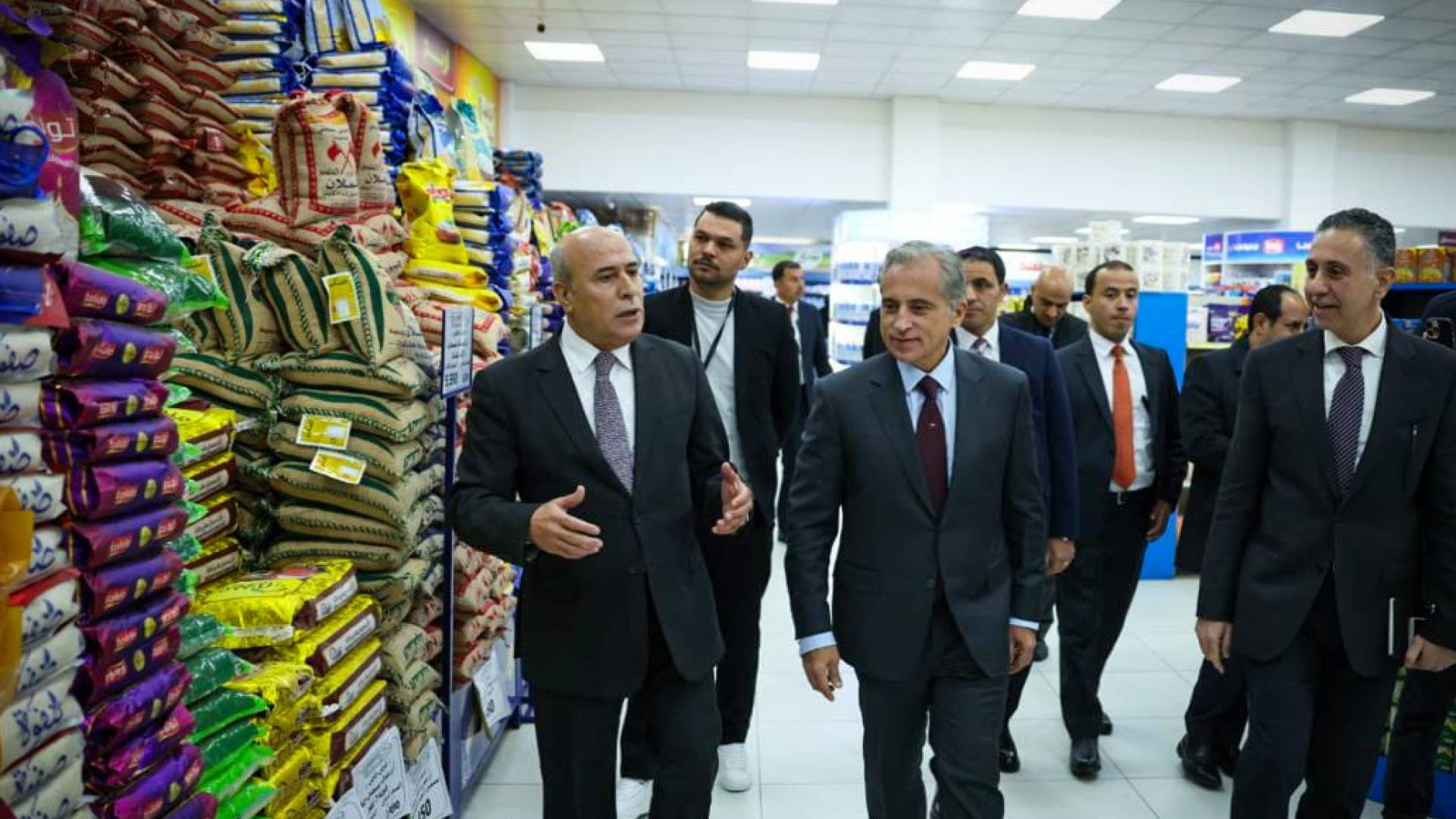 رئيس الوزراء يتفقد أسواق المؤسستين الاستهلاكيتين المدنية والعسكرية