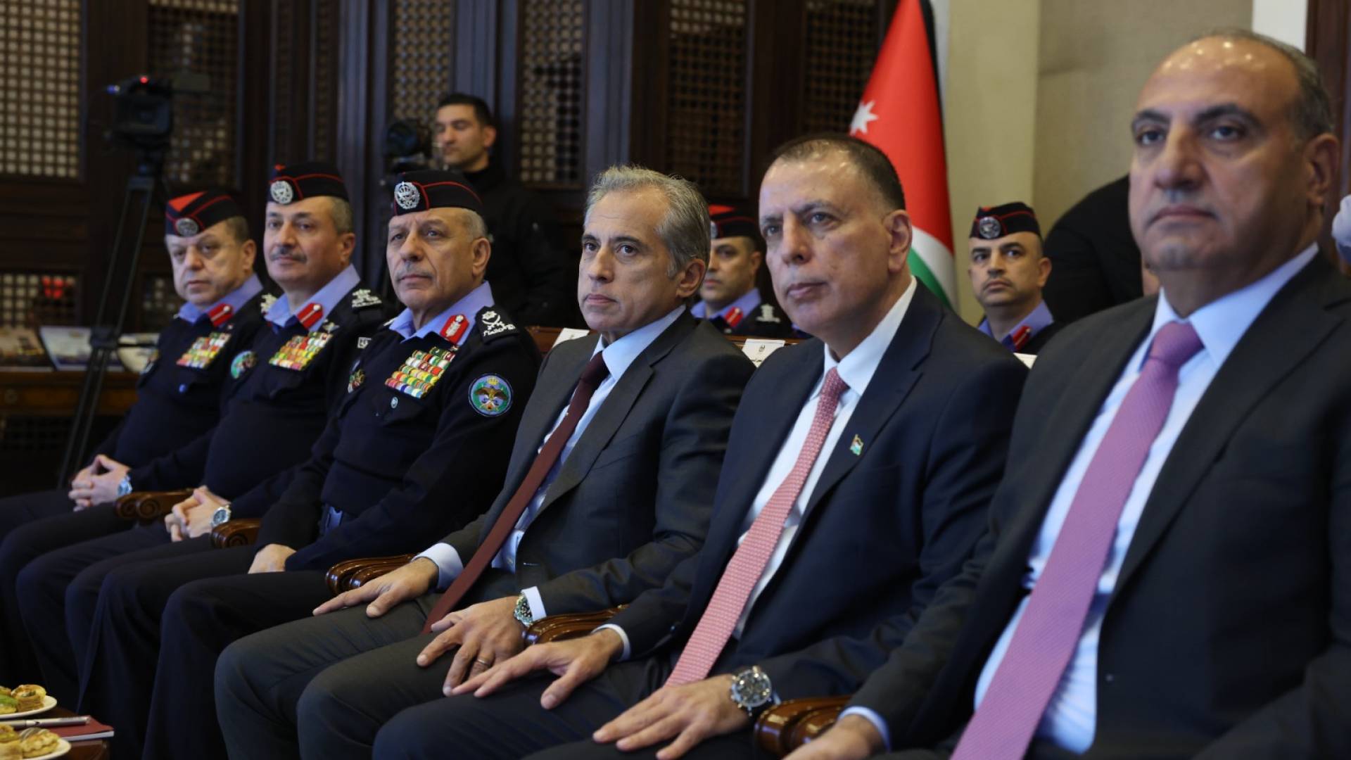 رئيس الوزراء يزور مديرية الأمن العام ويطلع على أبرز التوجهات والخطط المستقبلية للمديرية- فيديو