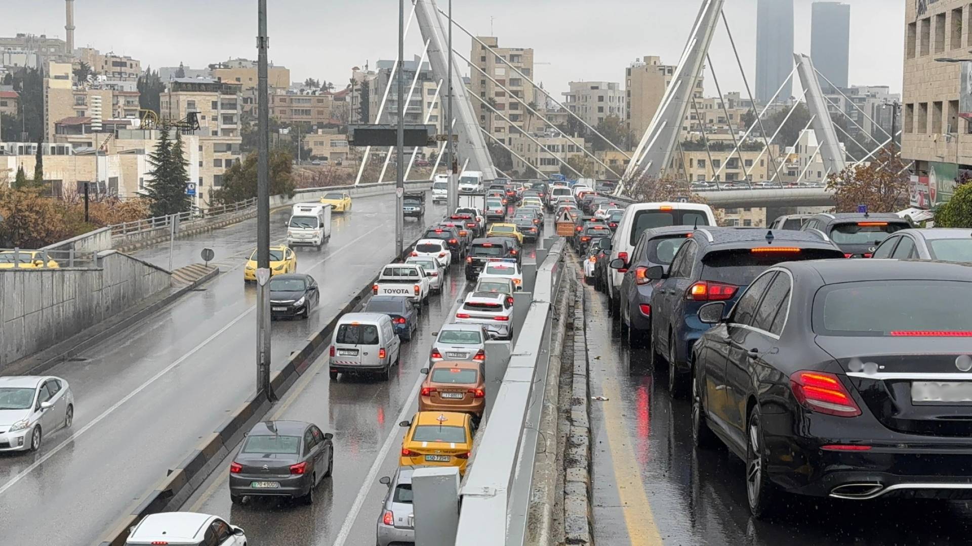 أزمة مرورية في عمان تزامنا مع المنخفض الجوي