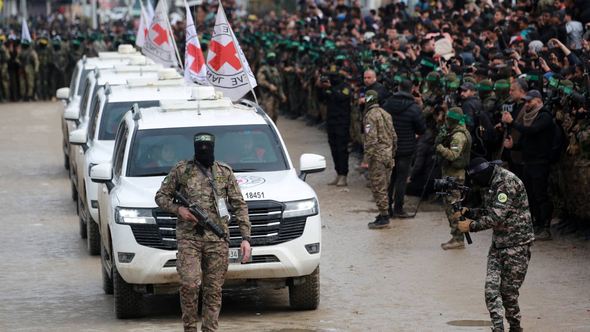 كتائب القسام وسيارات الصليب الأحمر في غزة "أرشيفية"