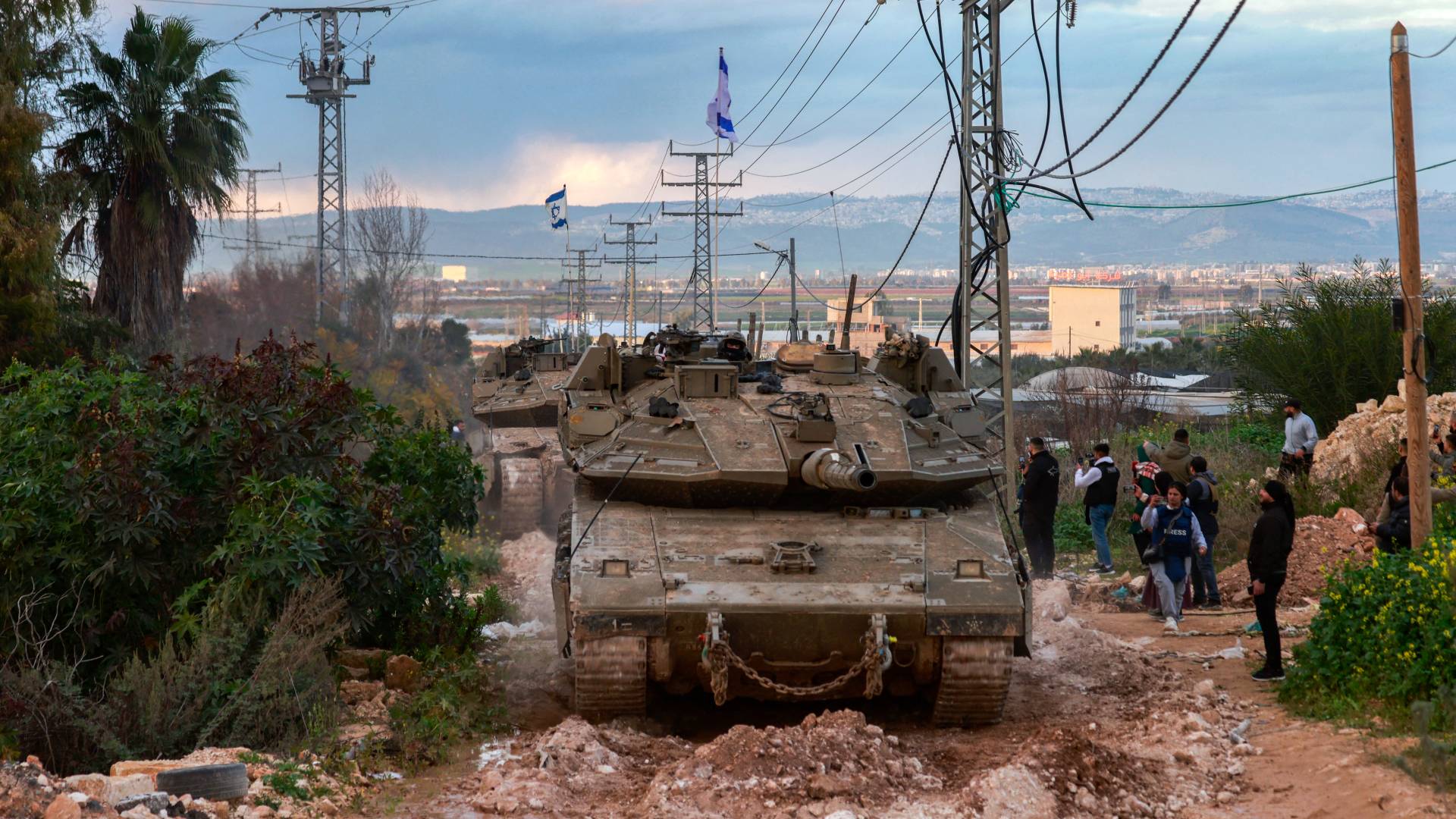 دبابات "إسرائيلية" تدخل مخيم جنين للاجئين الفلسطينيين في الضفة الغربية المحتلة