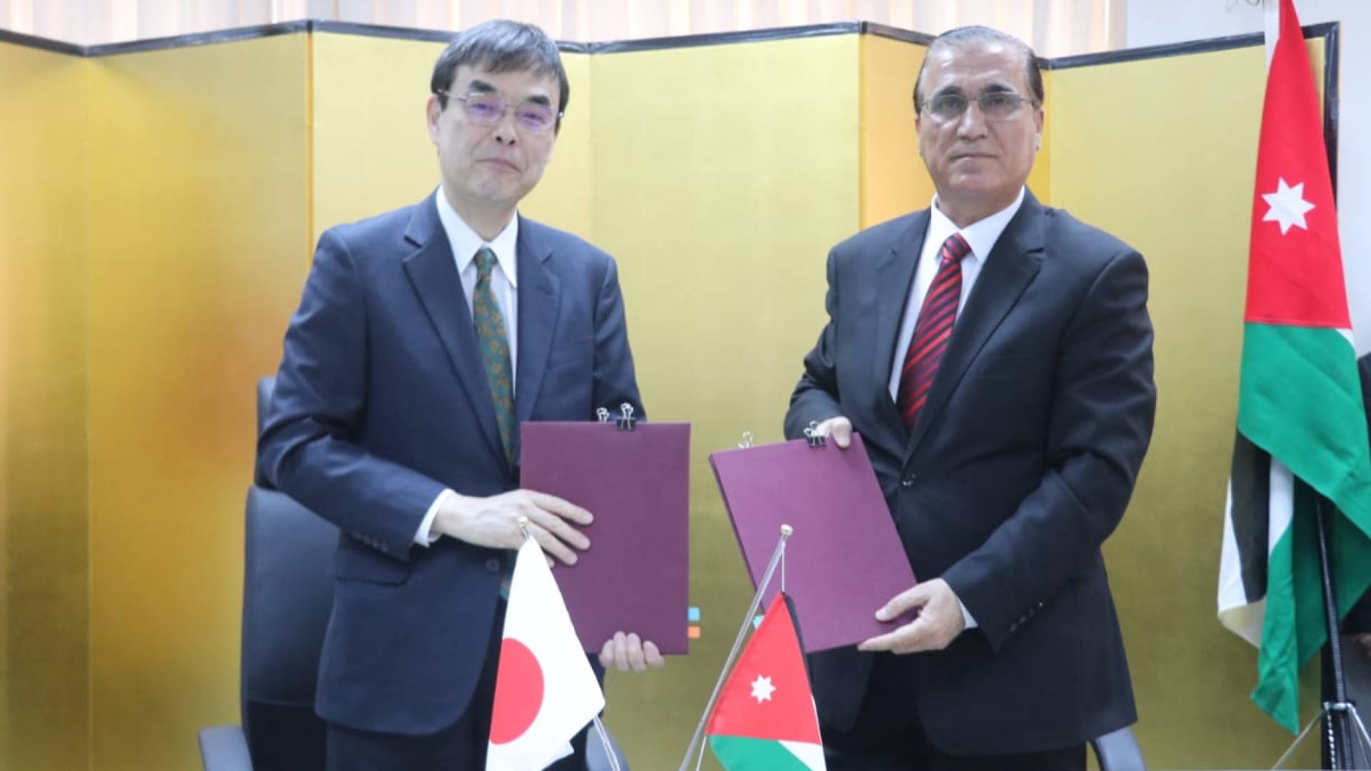 اليابان تقدم منحة بقيمة 122,881 دولار أمريكي لتوفير شاحنات القمامة إلى بلدية الكرك الكبرى