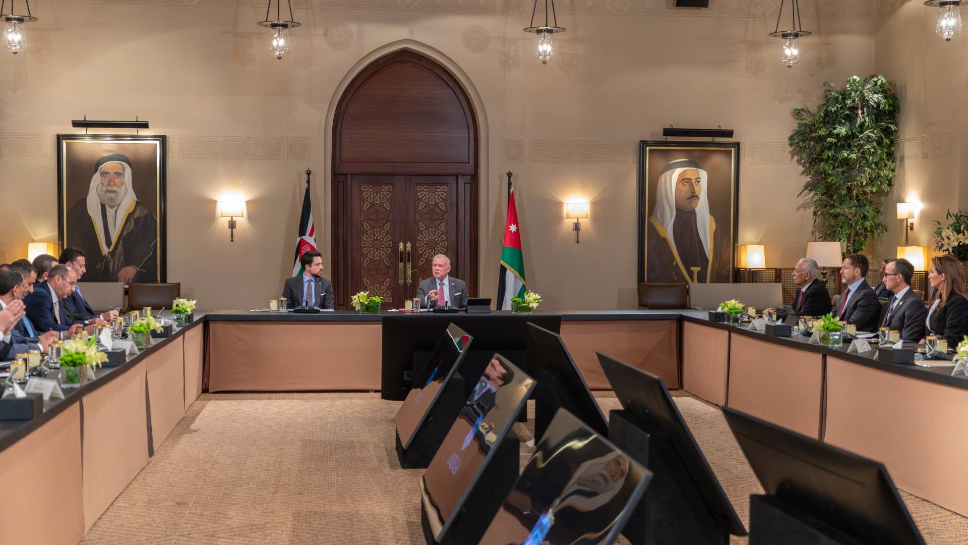 الملك يجتمع مع رؤساء اللجان الدائمة بمجلس النواب بحضور ولي العهد