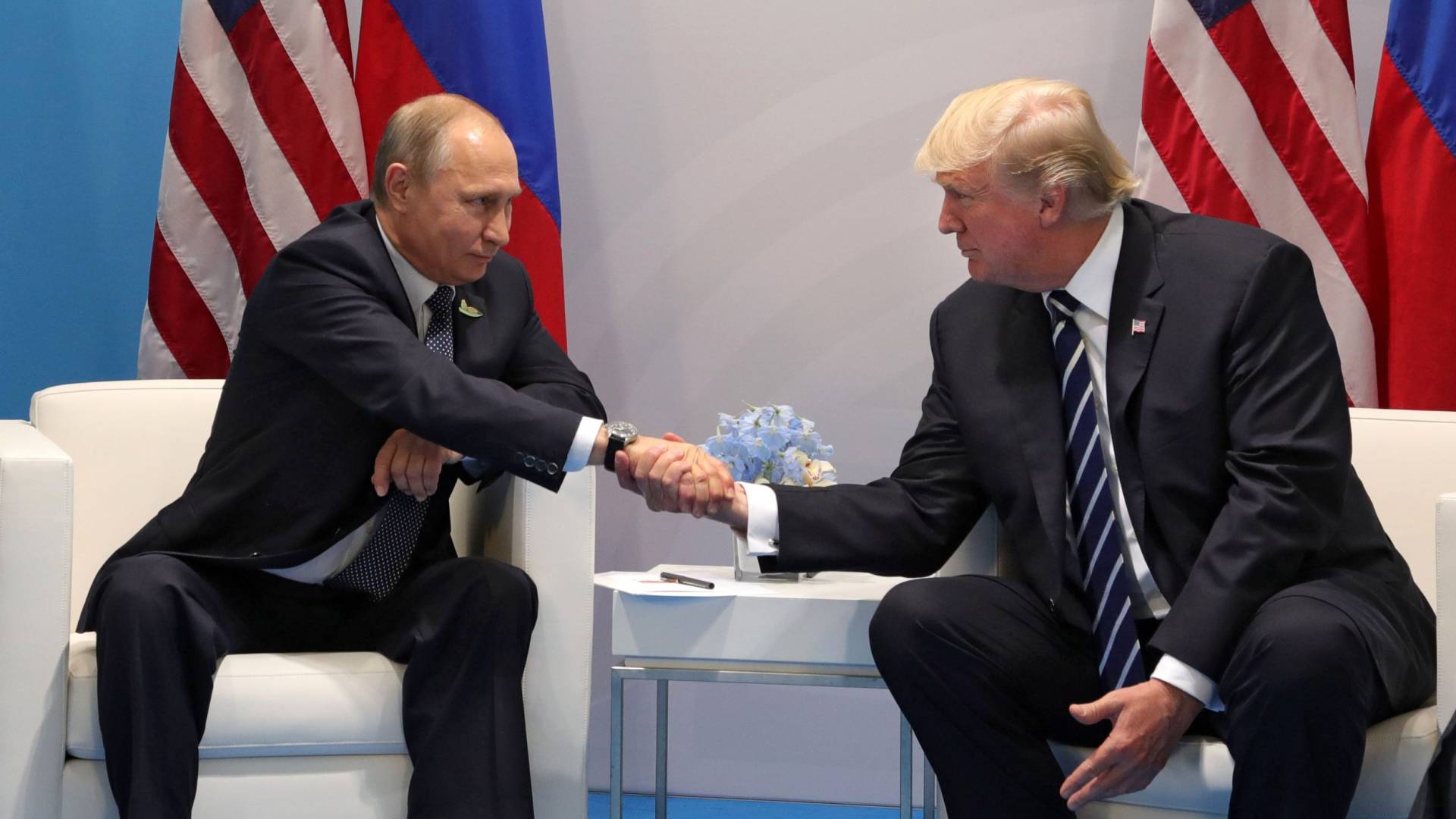 الرئيس الأمريكي ترمب (يمينا)،  الرئيس الروسي بوتين (يسارا)