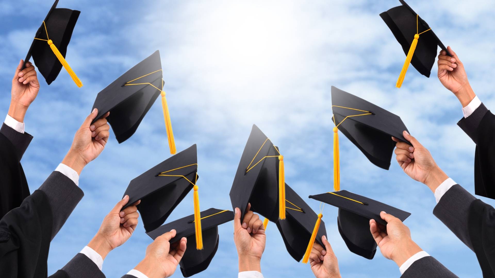 طلبة يحتفلون بتخرجهم "أرشيفية"