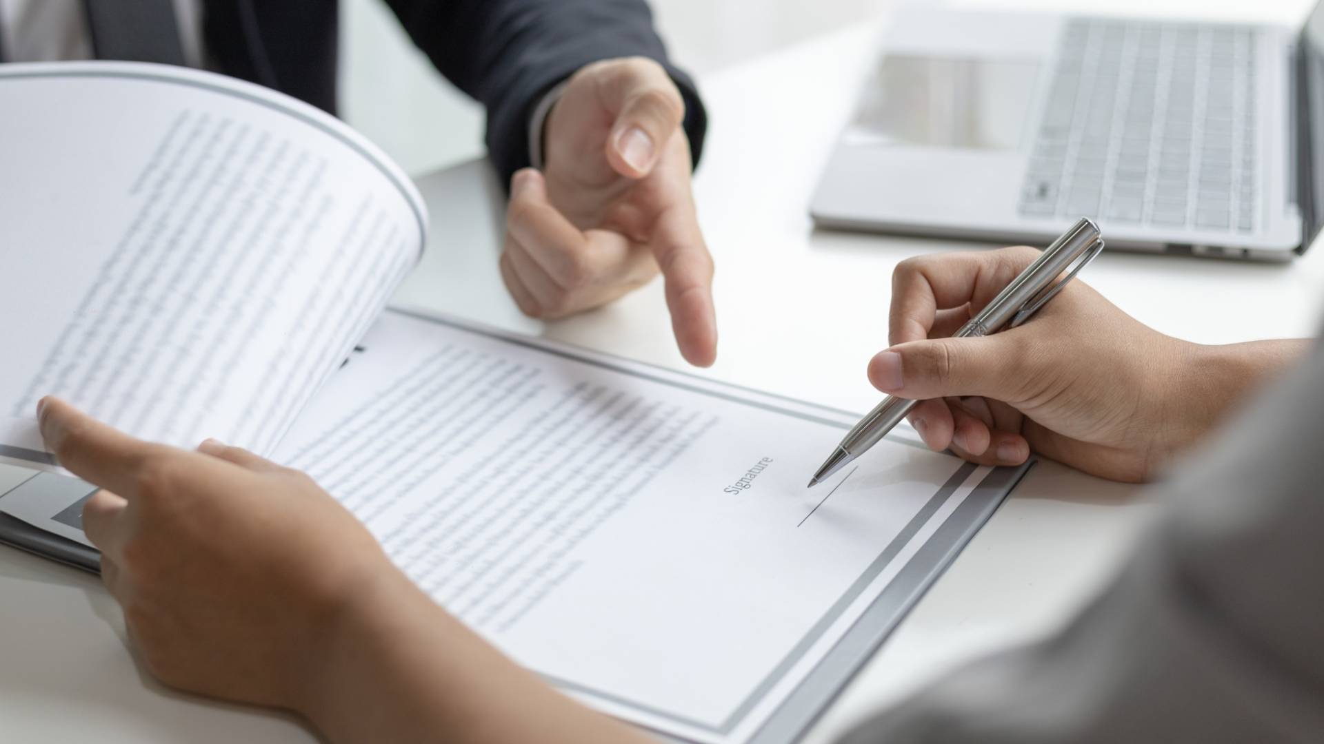 توقيع عقد عمل - تعبيرية