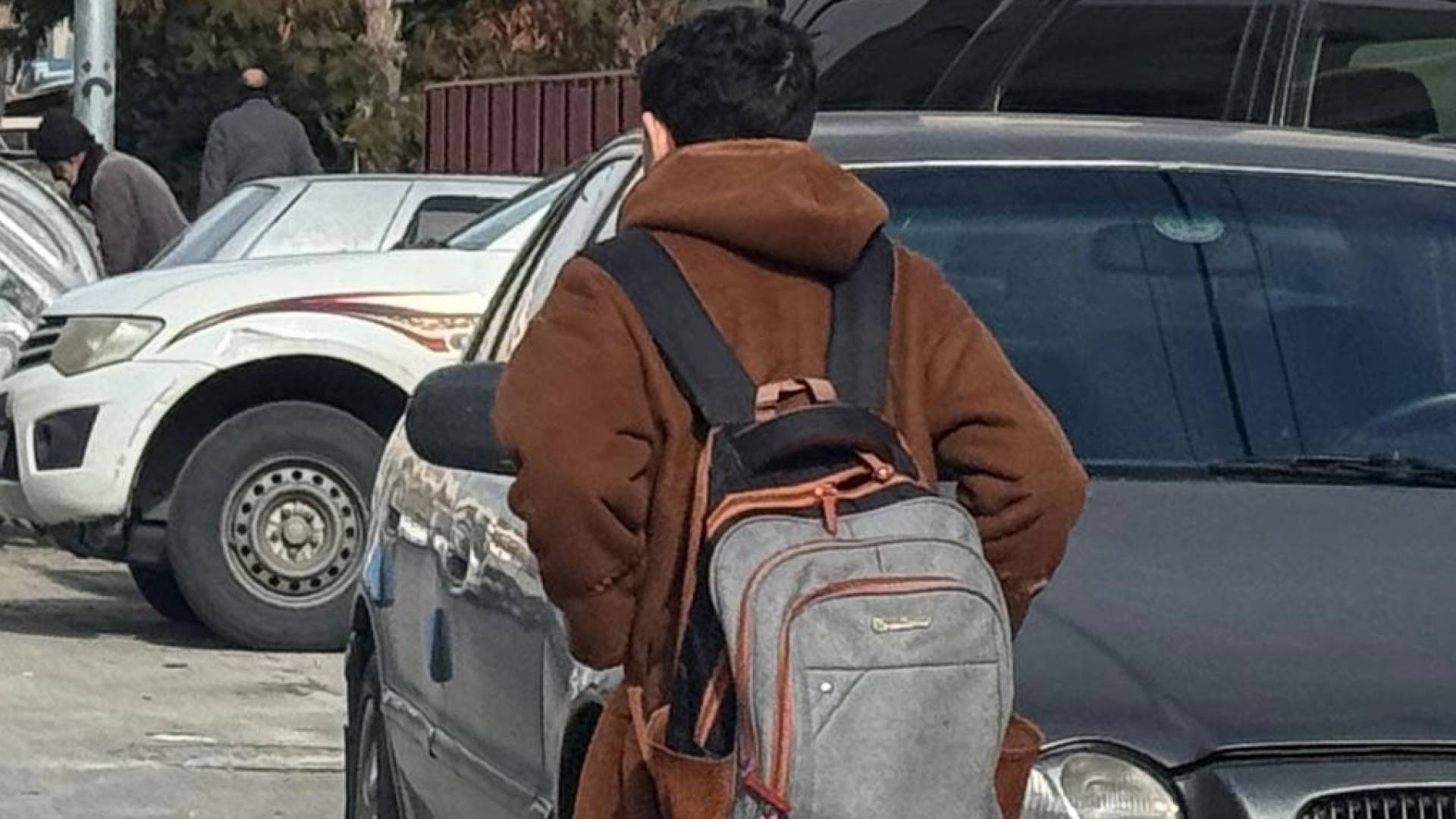 طالب يرتدي ملابس شتوية "أرشيف رؤيا"