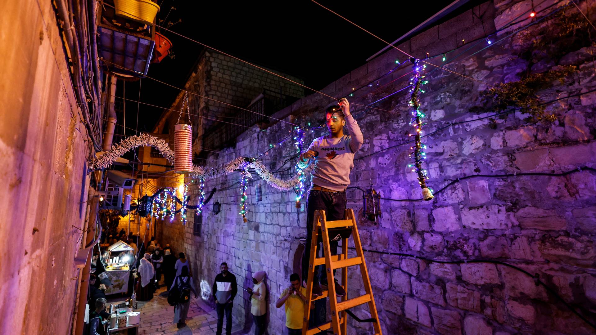 أشخاص يزينون إحدى حارات مدينة القدس قبيل شهر رمضان - أرشيفية