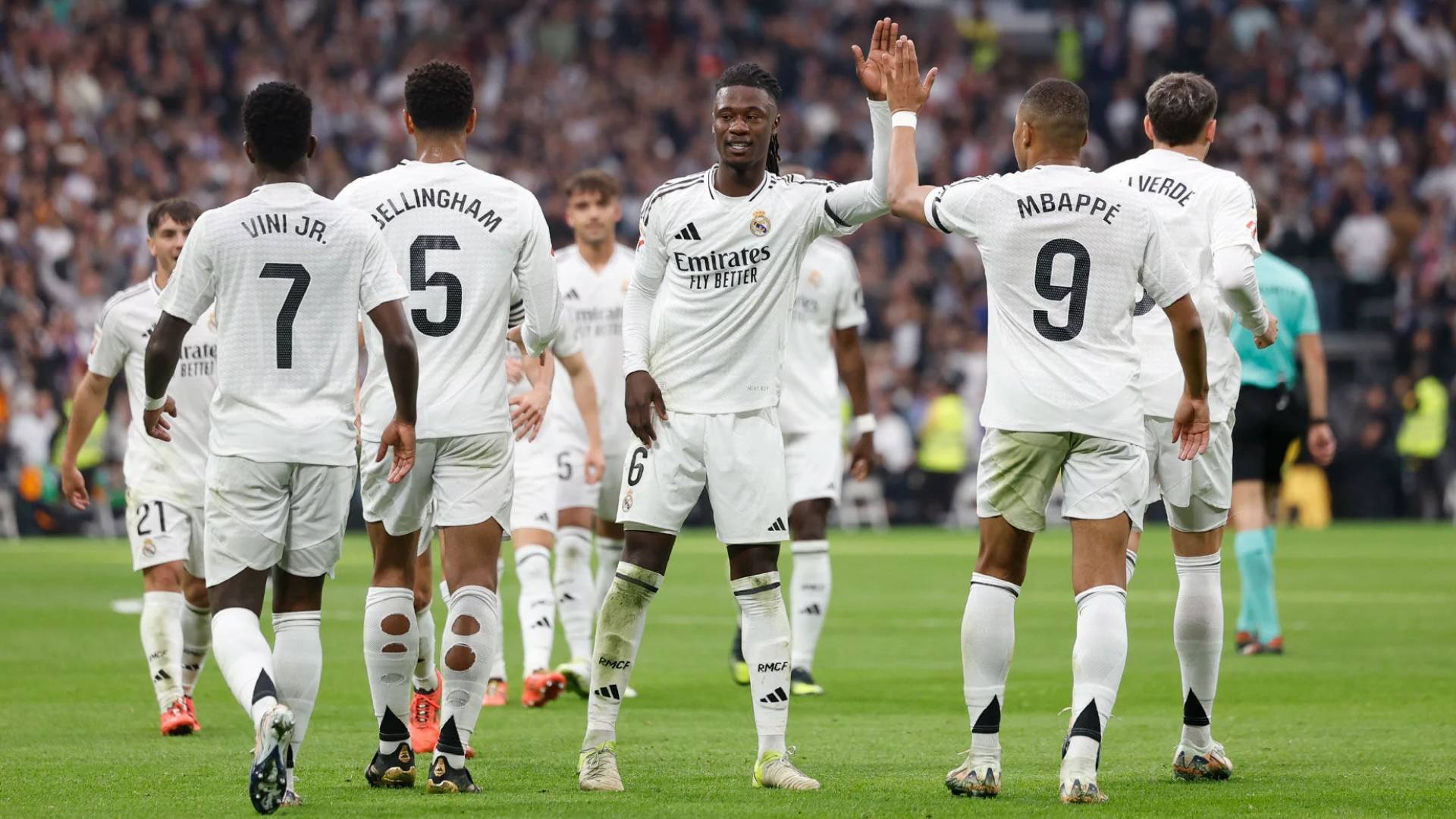 لاعبو ريال مدريد يحتفلون بهدف سابق