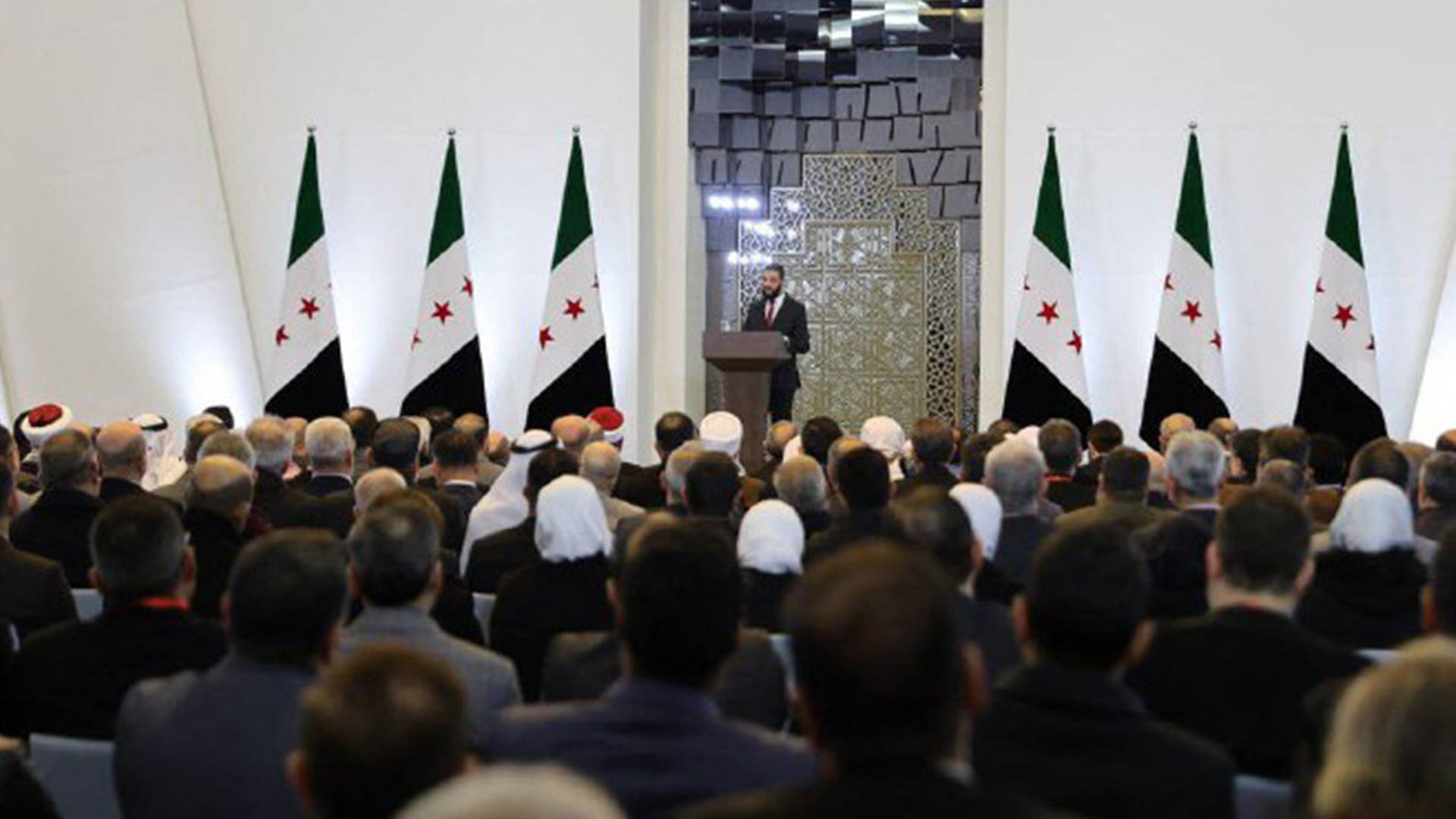 الشرع لدى إلقاء خطابه خلال مؤتمر الحوار الوطني السوري