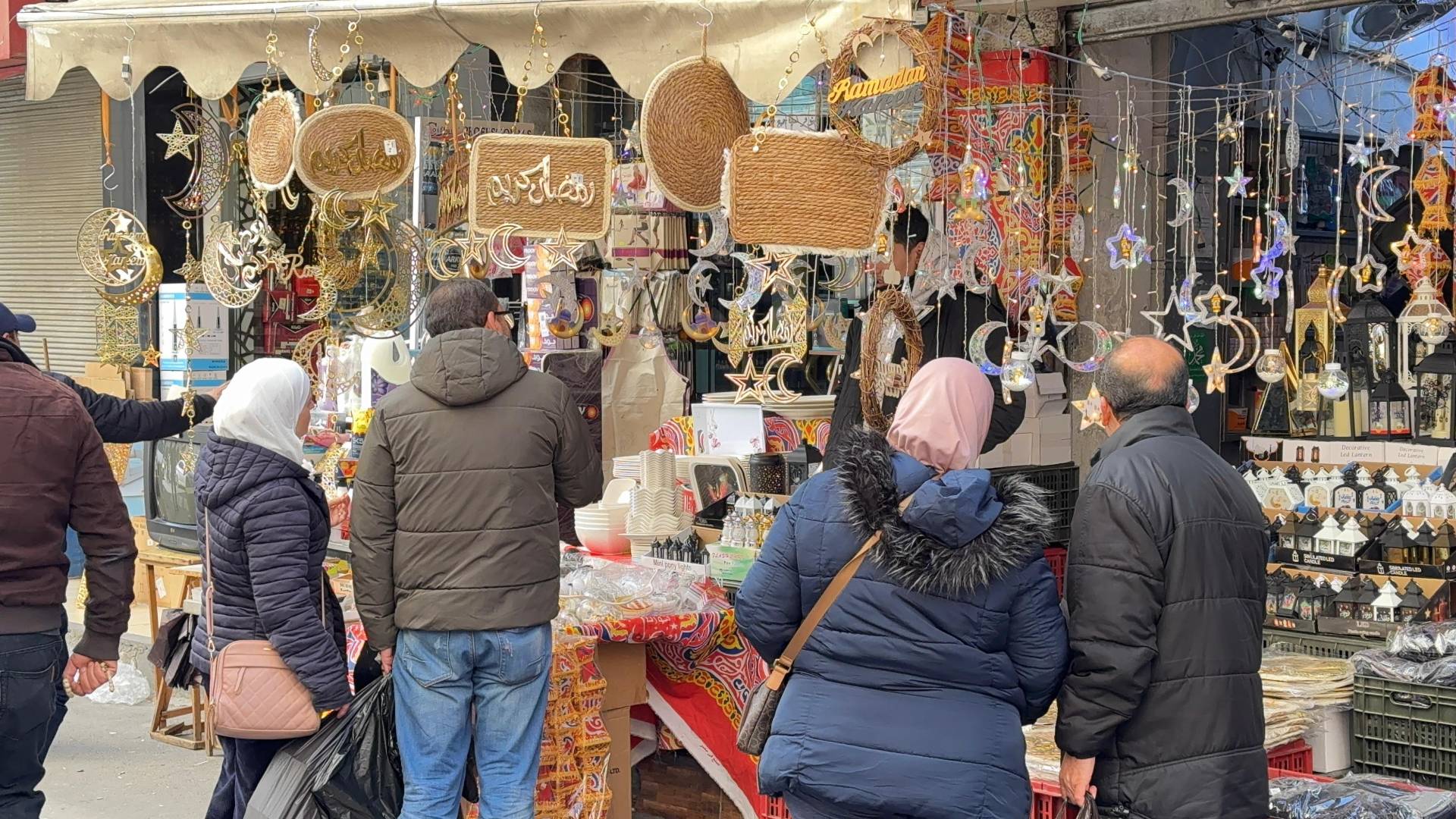 مواطنون يشترون زينة رمضان