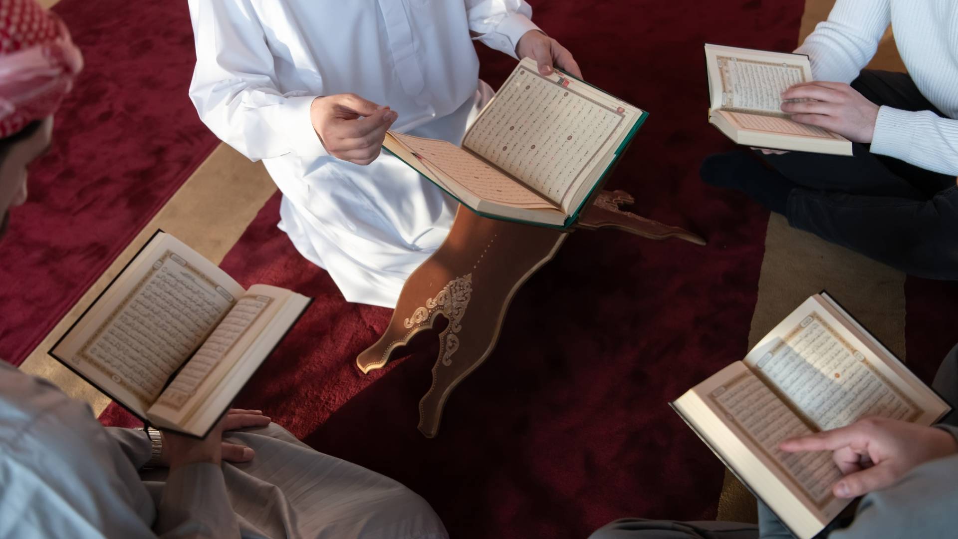 أشخاص يقرأون القرآن