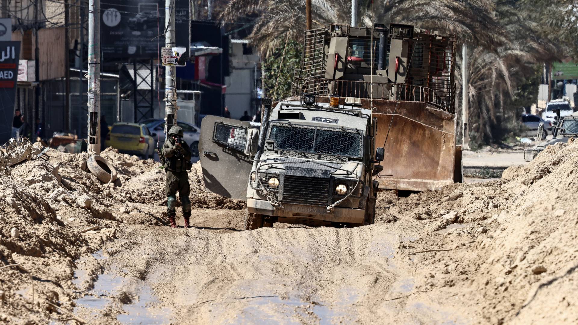 القوات الإسرائيلية تتقدم على طريق مدمر في مخيم نور شمس للاجئين الفلسطينيين