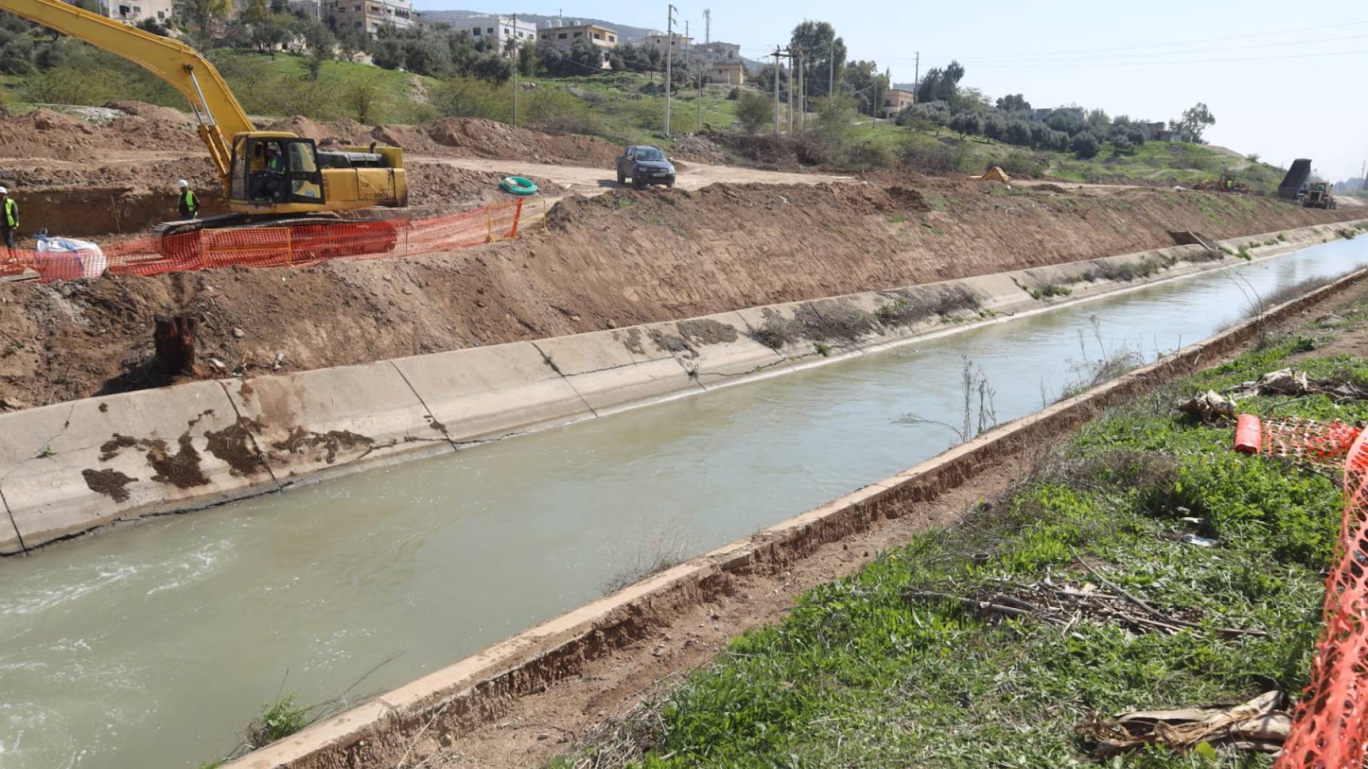 وزير المياه والري يطلع على سير عمل تأهيل قناة الملك عبدالله بكلفة 11 مليون دينار