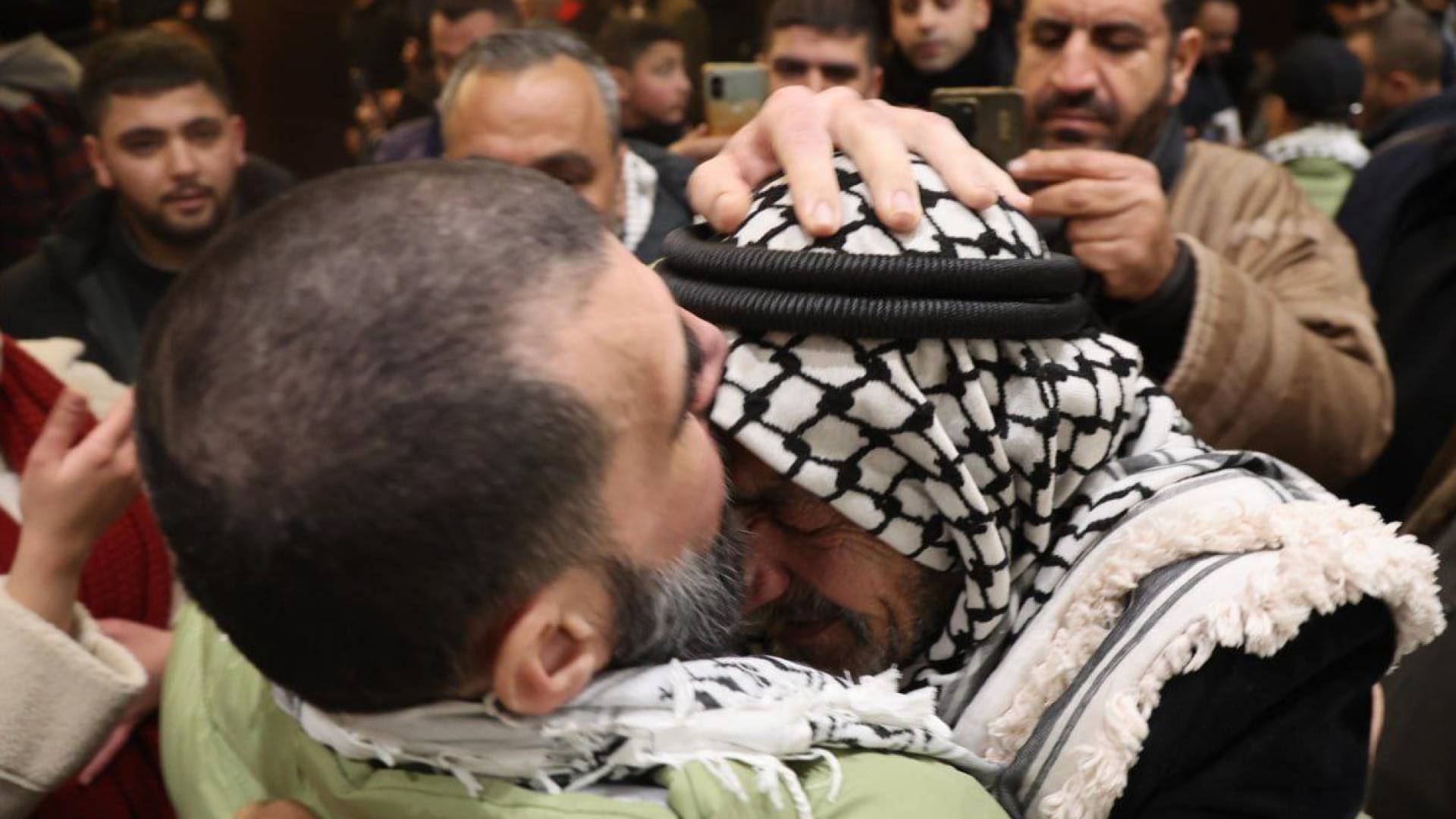 أسير محرر يعانق والده