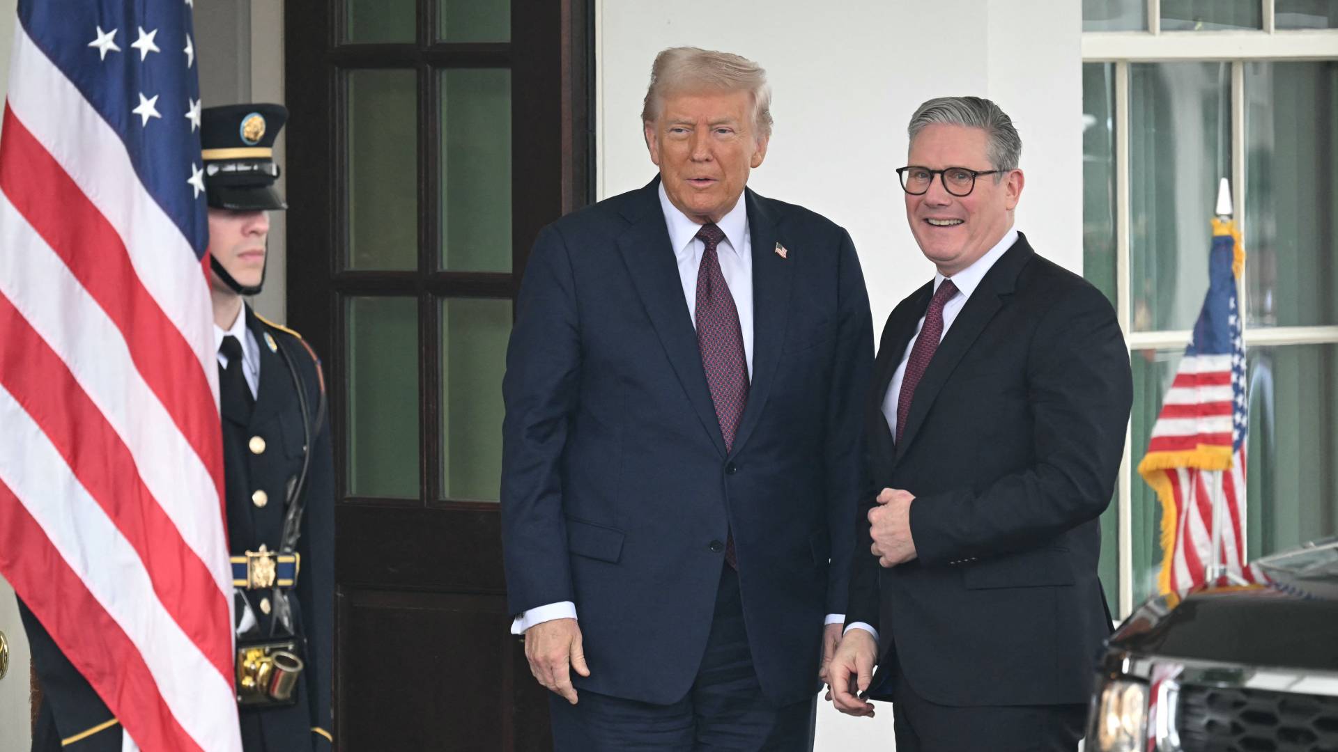 الرئيس الأمريكي دونالد ترمب(يمينا)، ورئيس الوزراء البريطاني كير ستارمر (يسارا)