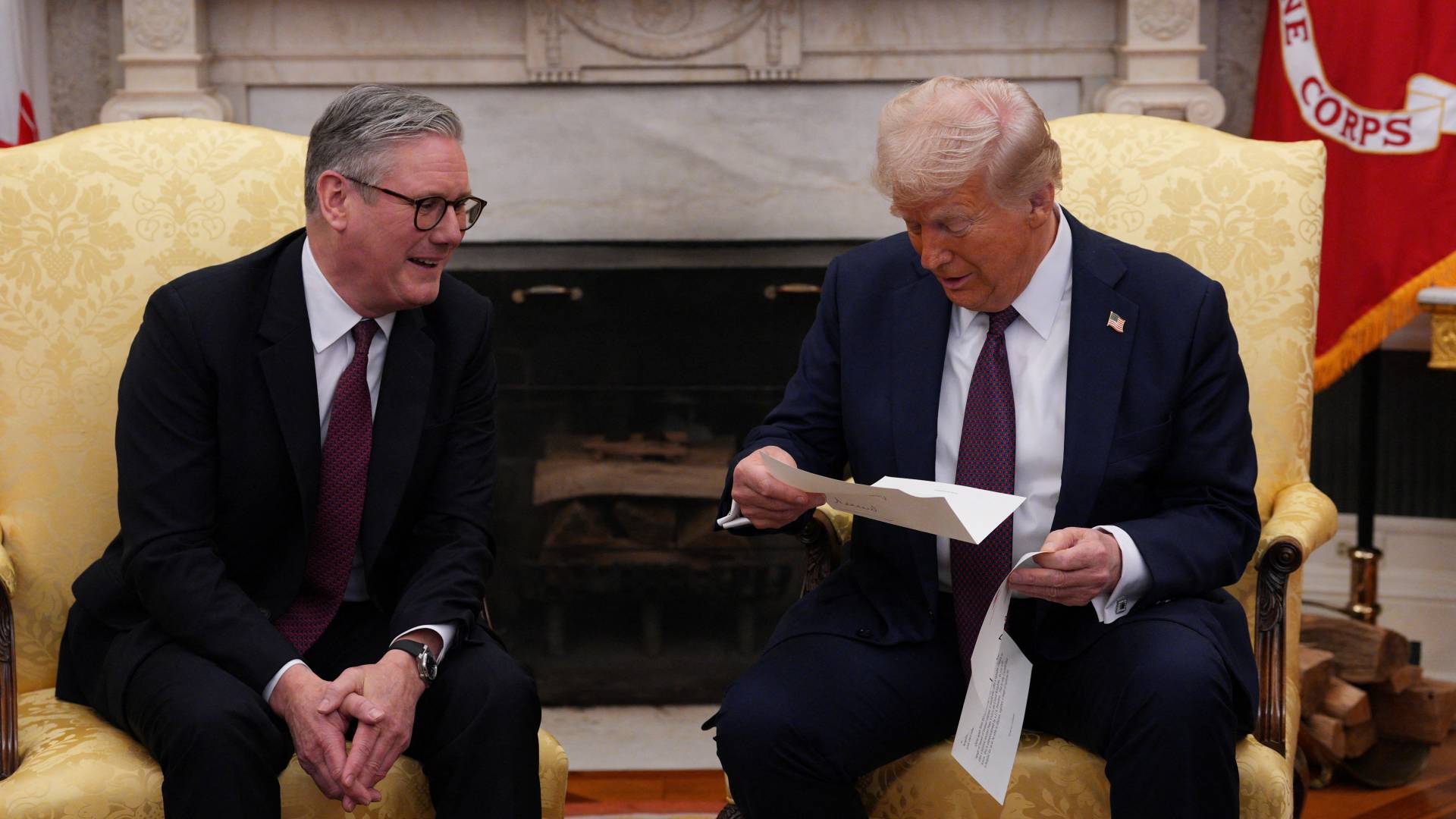 الرئيس الأمريكي دونالد ترمب(يمينا)، ورئيس الوزراء البريطاني كير ستارمر (يسارا)