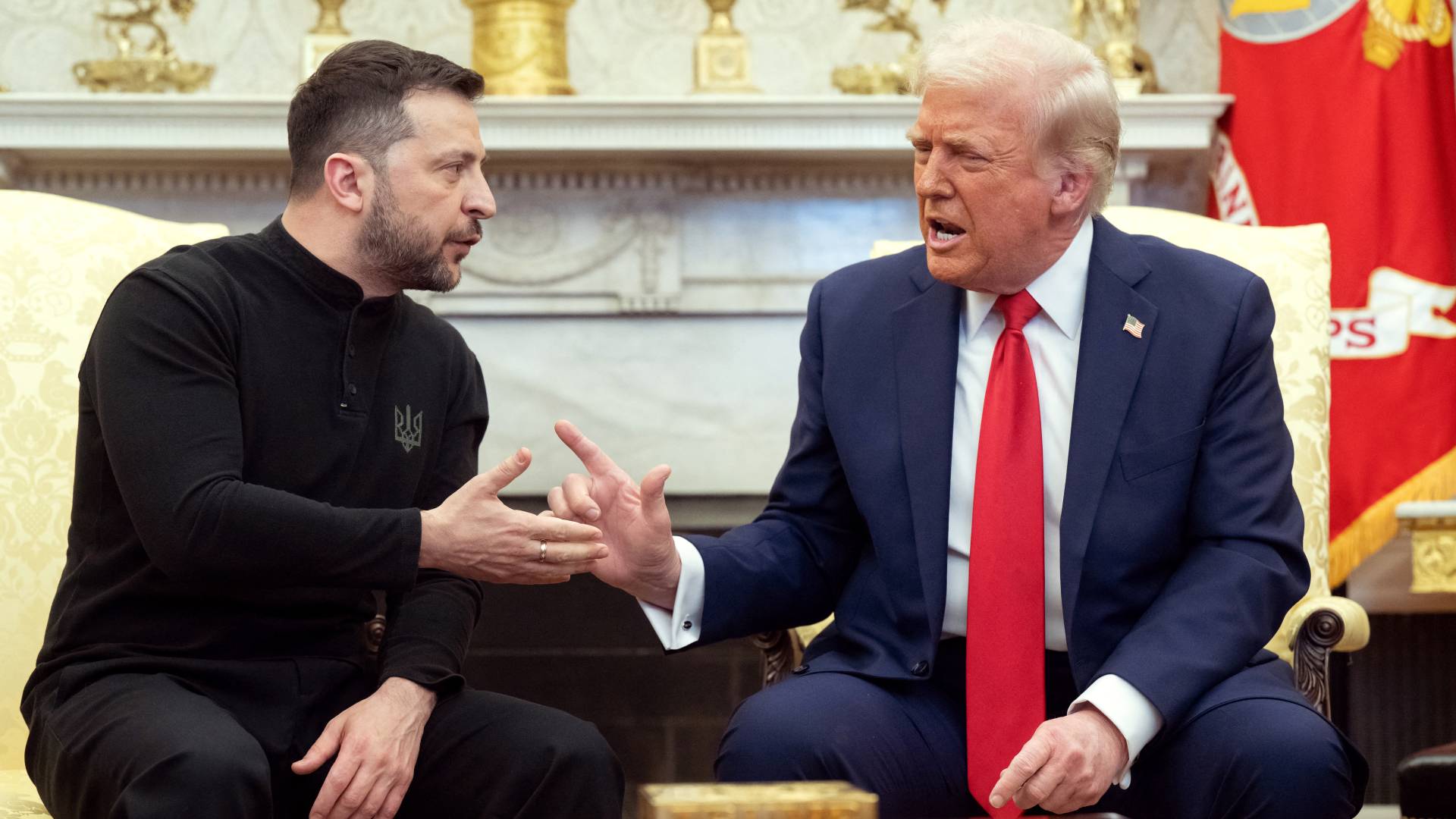 الرئيس الأمريكي دونالد ترمب (يمينا)، والرئيس الأوكراني فولوديمير زيلينسكي (يسارا)
