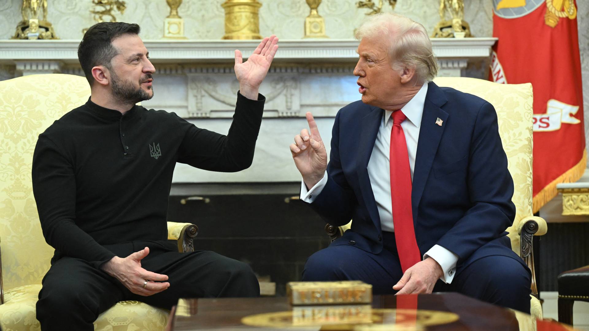 الرئيس الأمريكي دونالد ترمب (يمينا)، والرئيس الأوكراني فولوديمير زيلينسكي(يسارا)