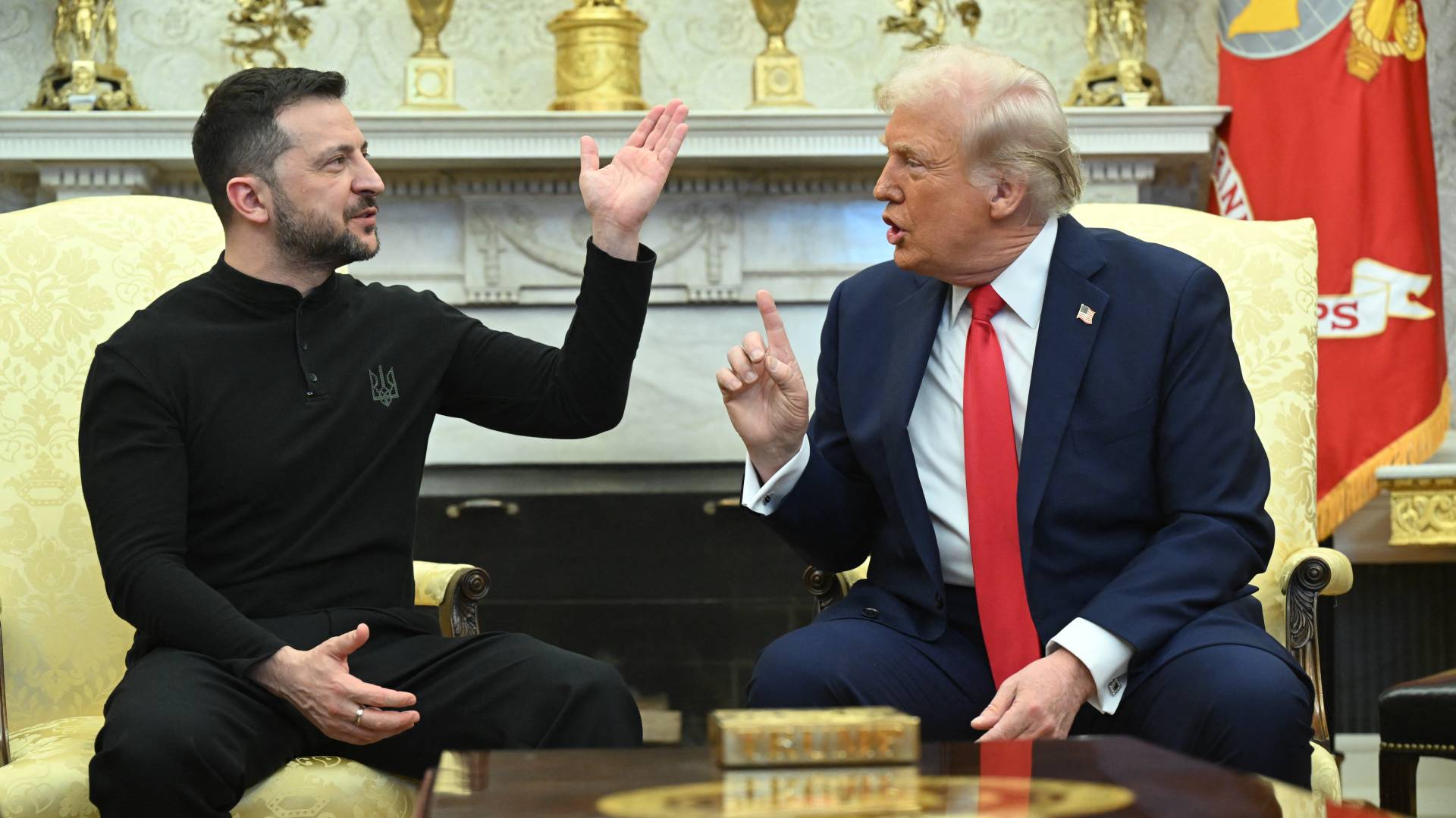 الرئيس الأمريكي ترمب (يمينا)، ونظيره الأوكراني (يسارا)
