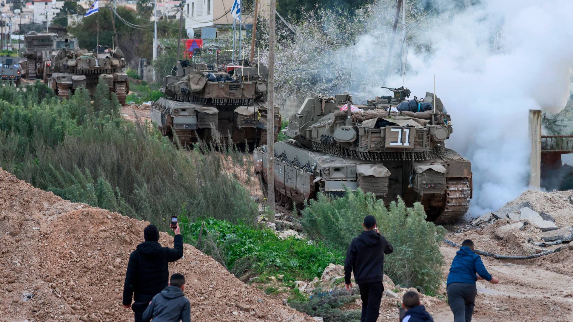 دخول دبابات وجرافات الاحتلال إلى مخيم جنين في الضفة الغربية