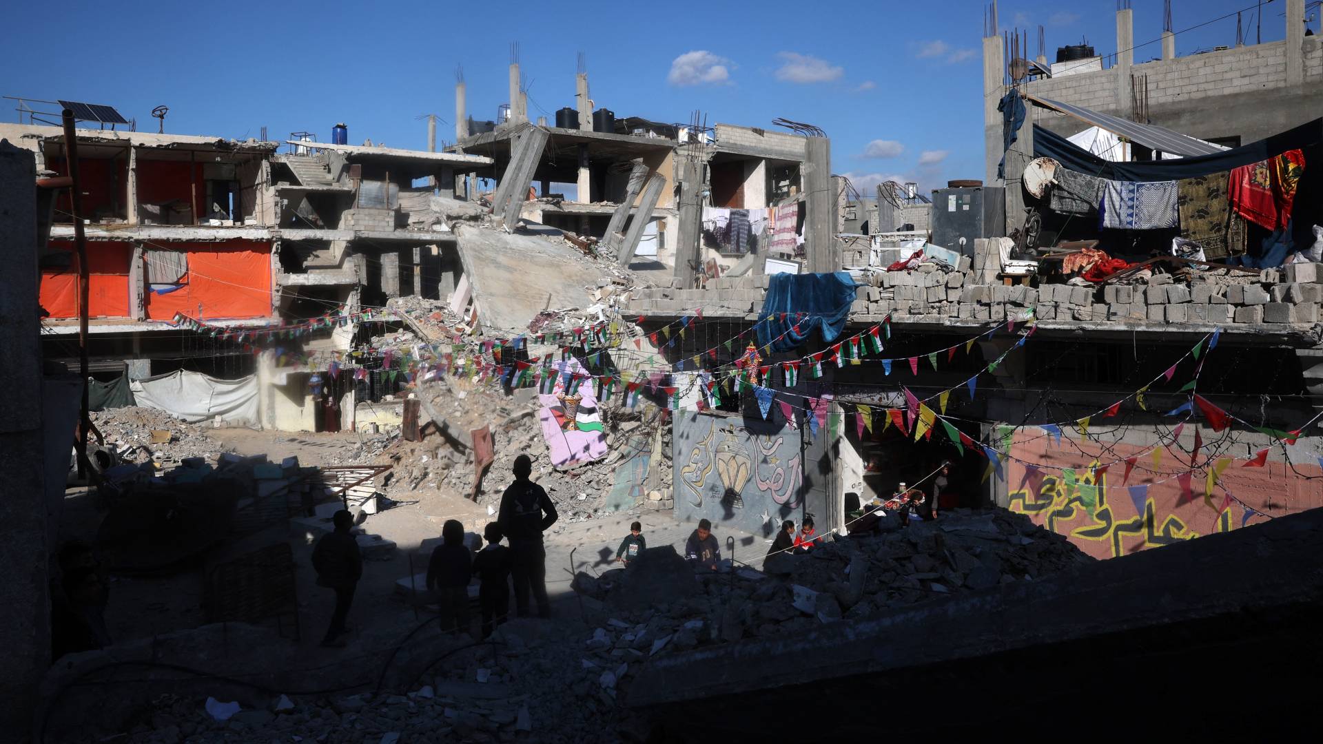 دمار مبان في خان يونس جنوب قطاع غزة