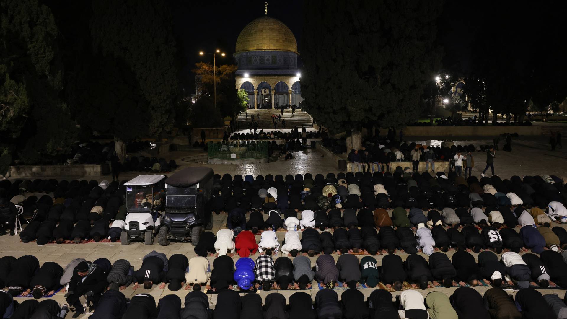 خلال صلاة التراويح في رحاب المسجد الأقصى