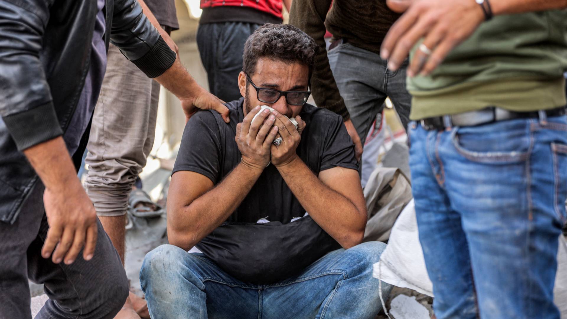 فلسطيني يبكي أحد أفراد عائلته في قطاع غزة